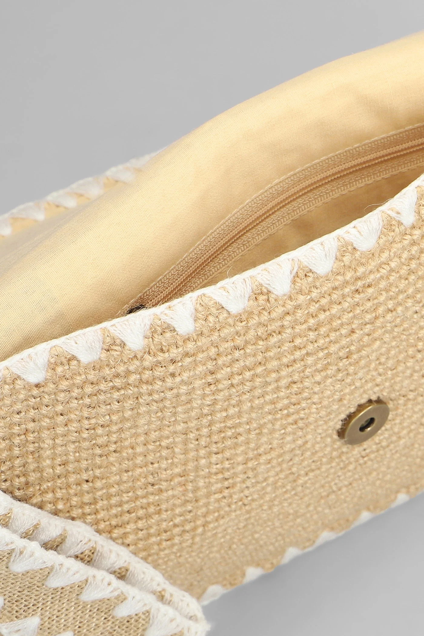 Jute envelope Clutch in beige raffia - Image 4