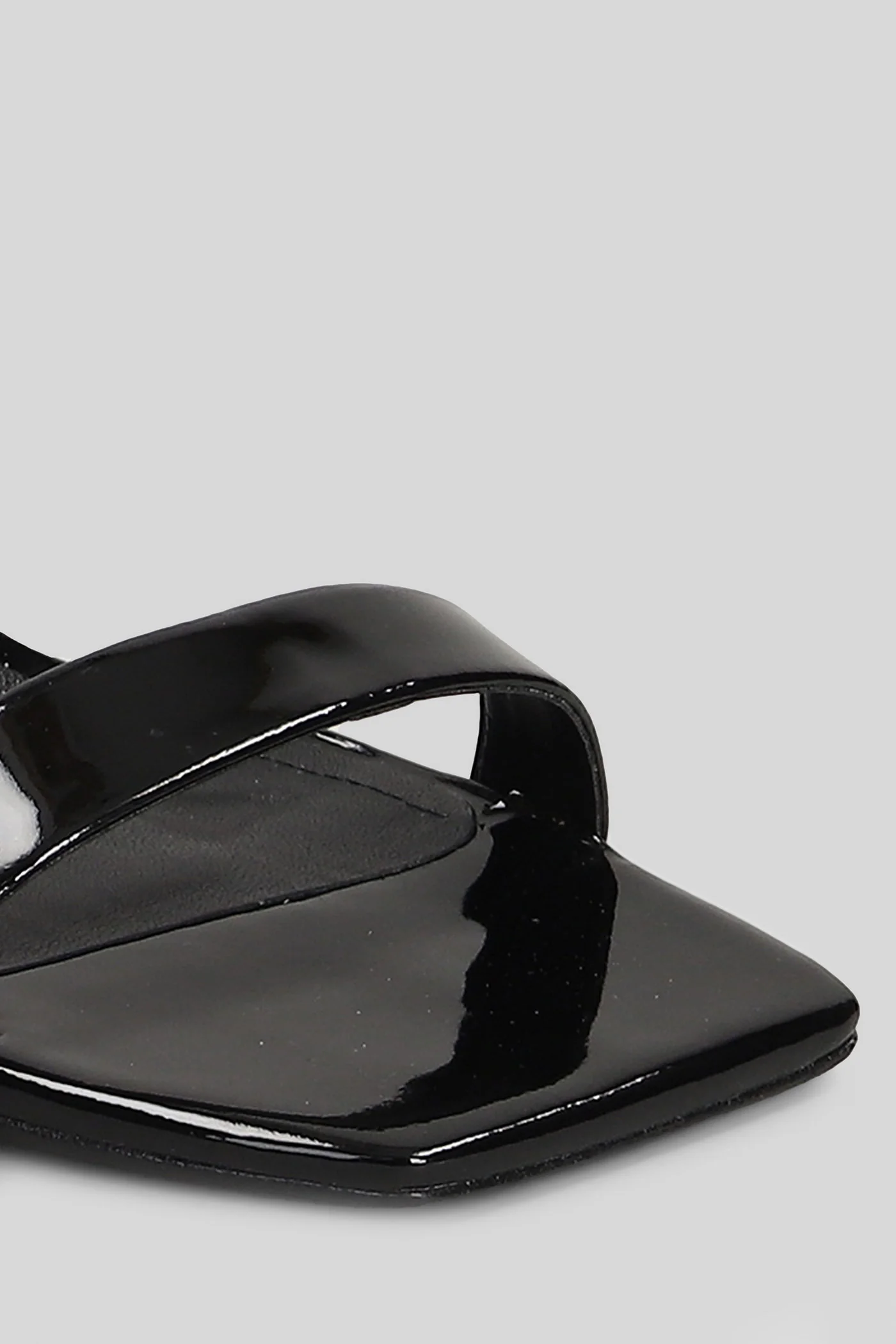 Sandals in black patent leather - Image 5
