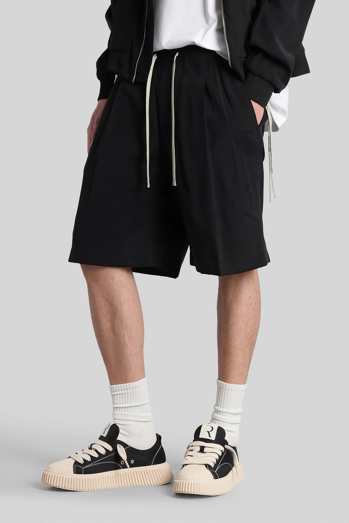 Bays Shorts in black viscose - Image 4