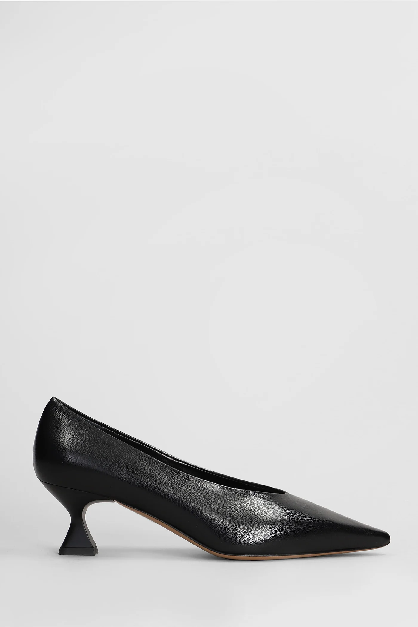 Pumps in black leather