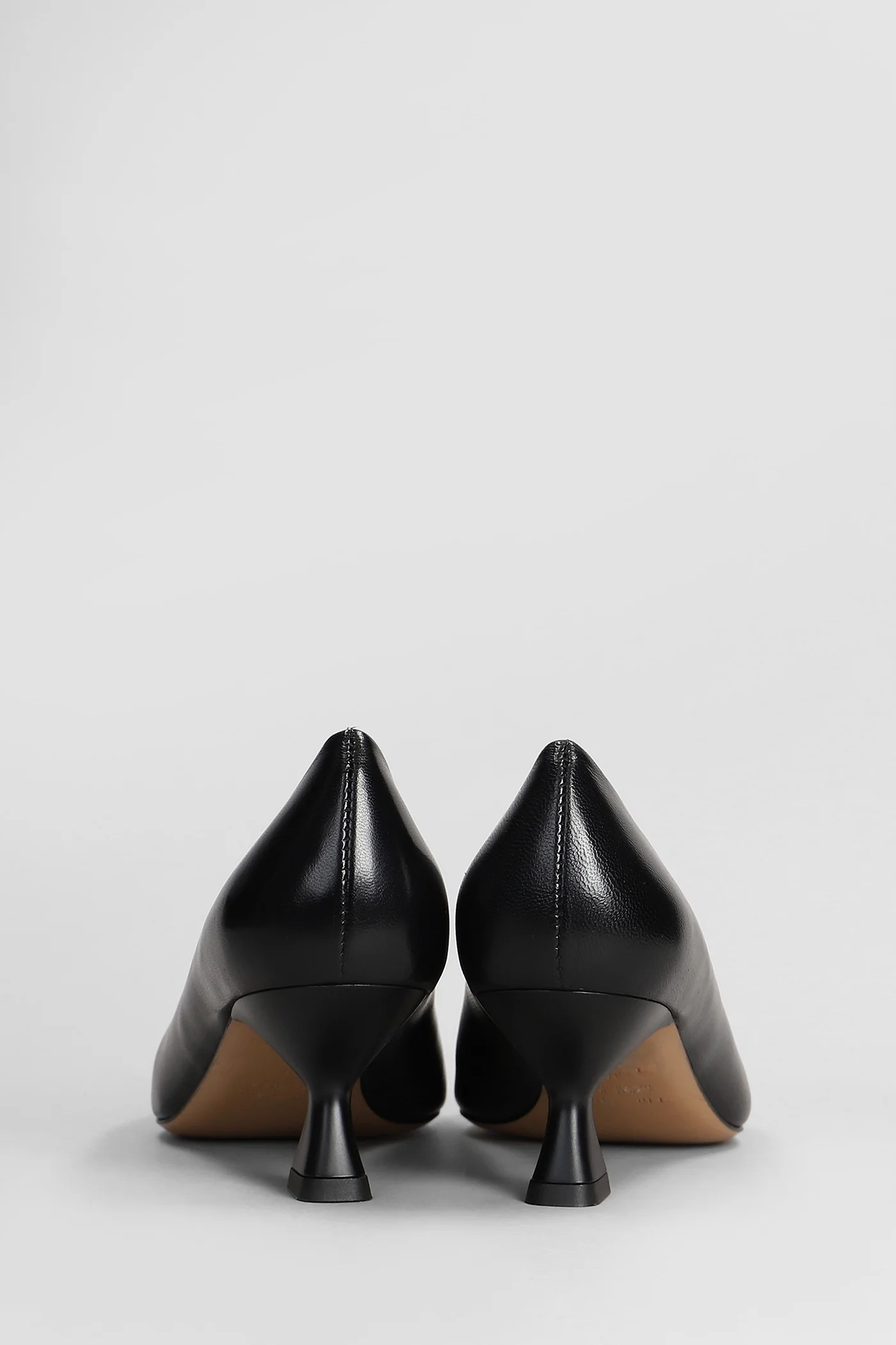 Pumps in black leather - Image 4