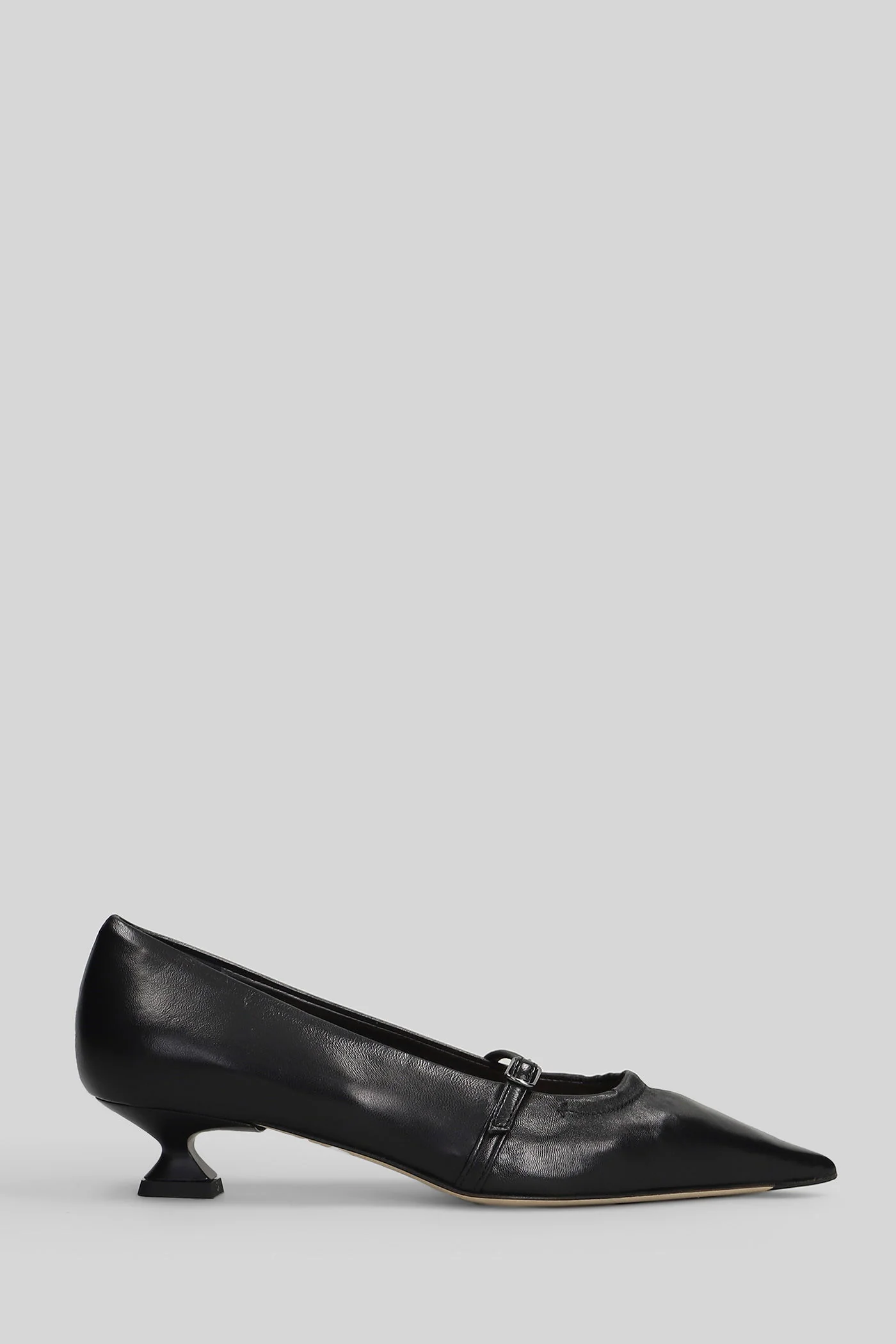 Pumps in black leather