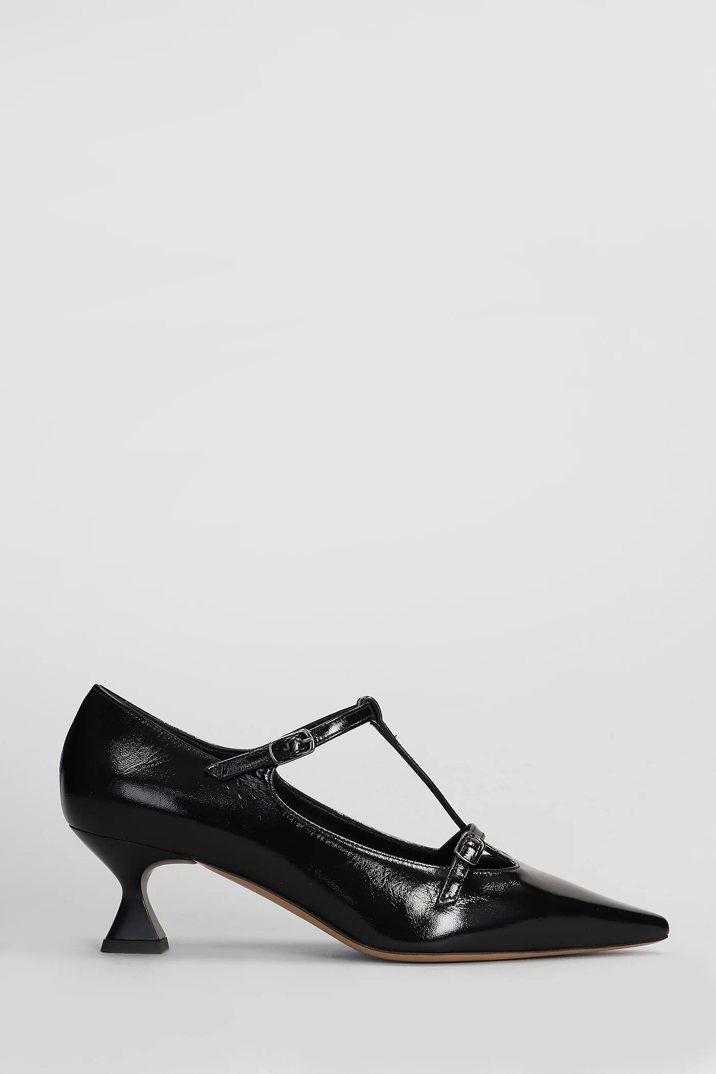 Pumps in black patent leather