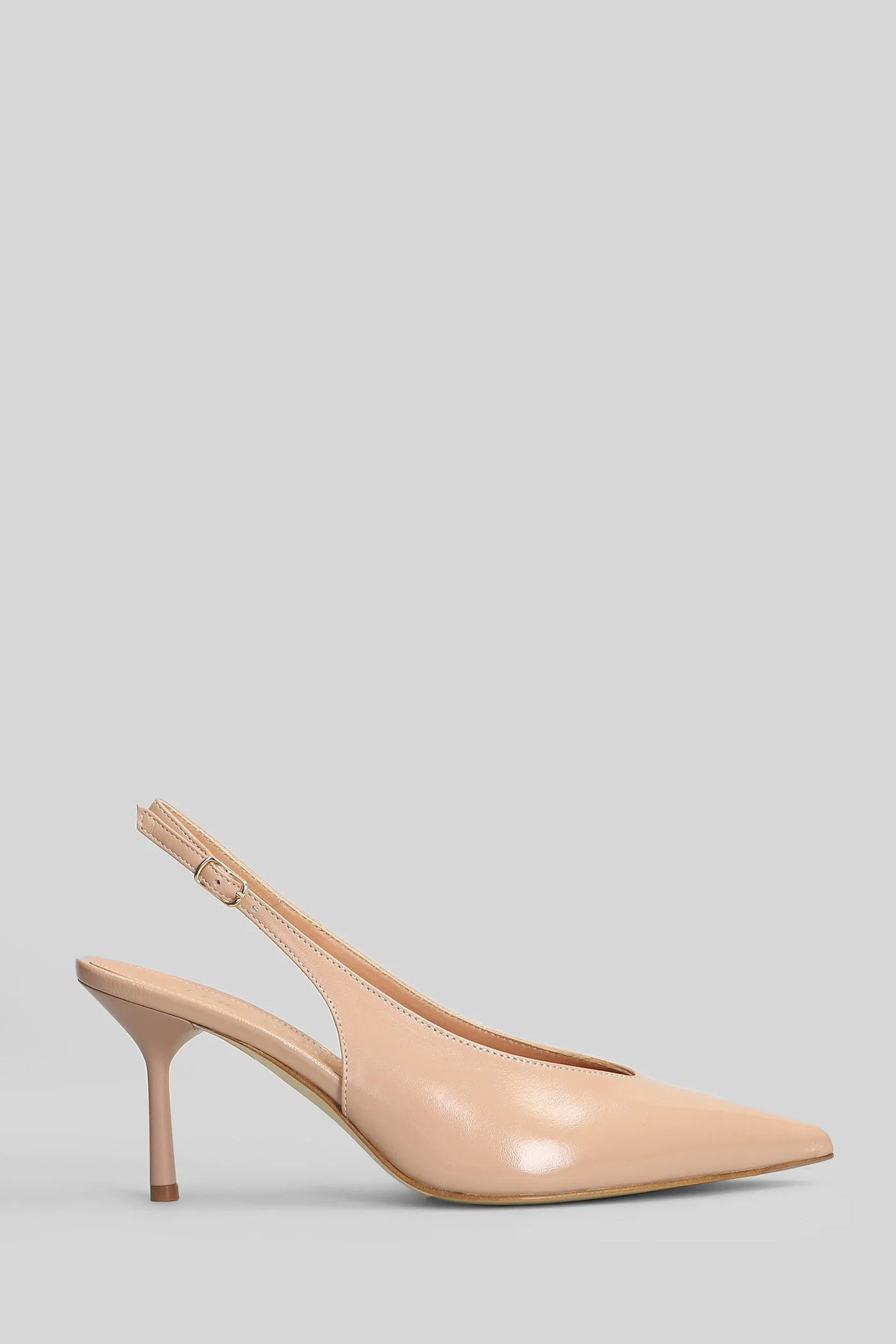 Pumps in powder leather