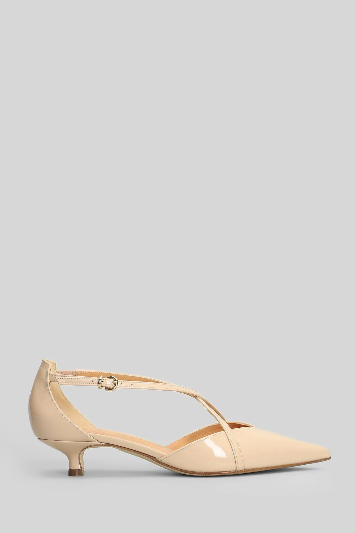 Pumps in powder patent leather