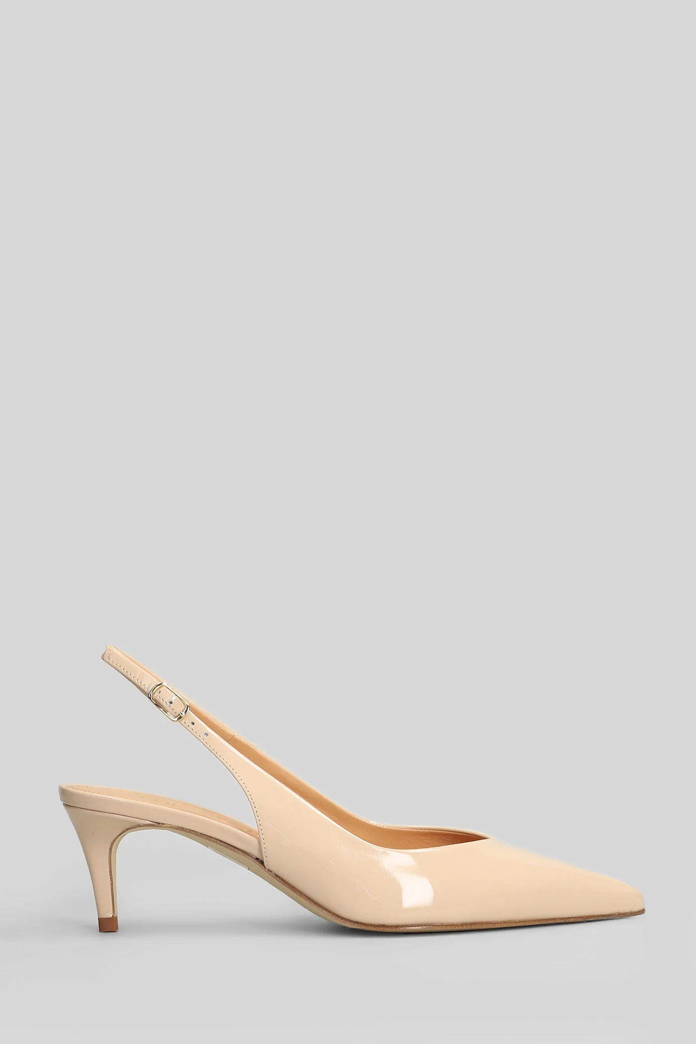 Pumps in powder patent leather