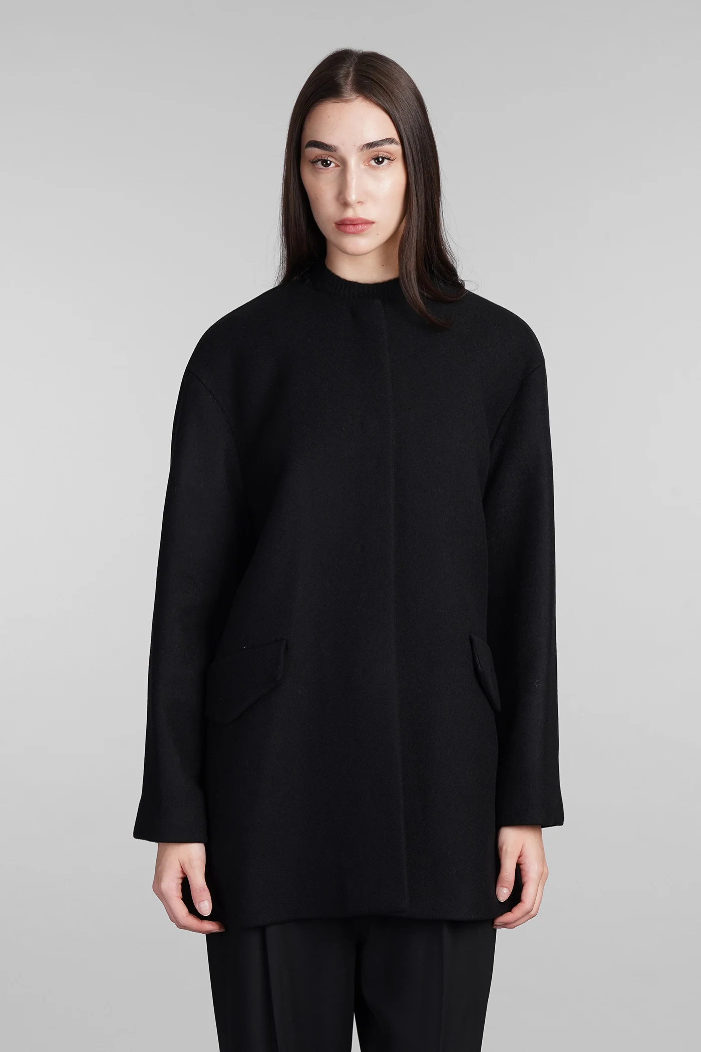 Coat in black wool