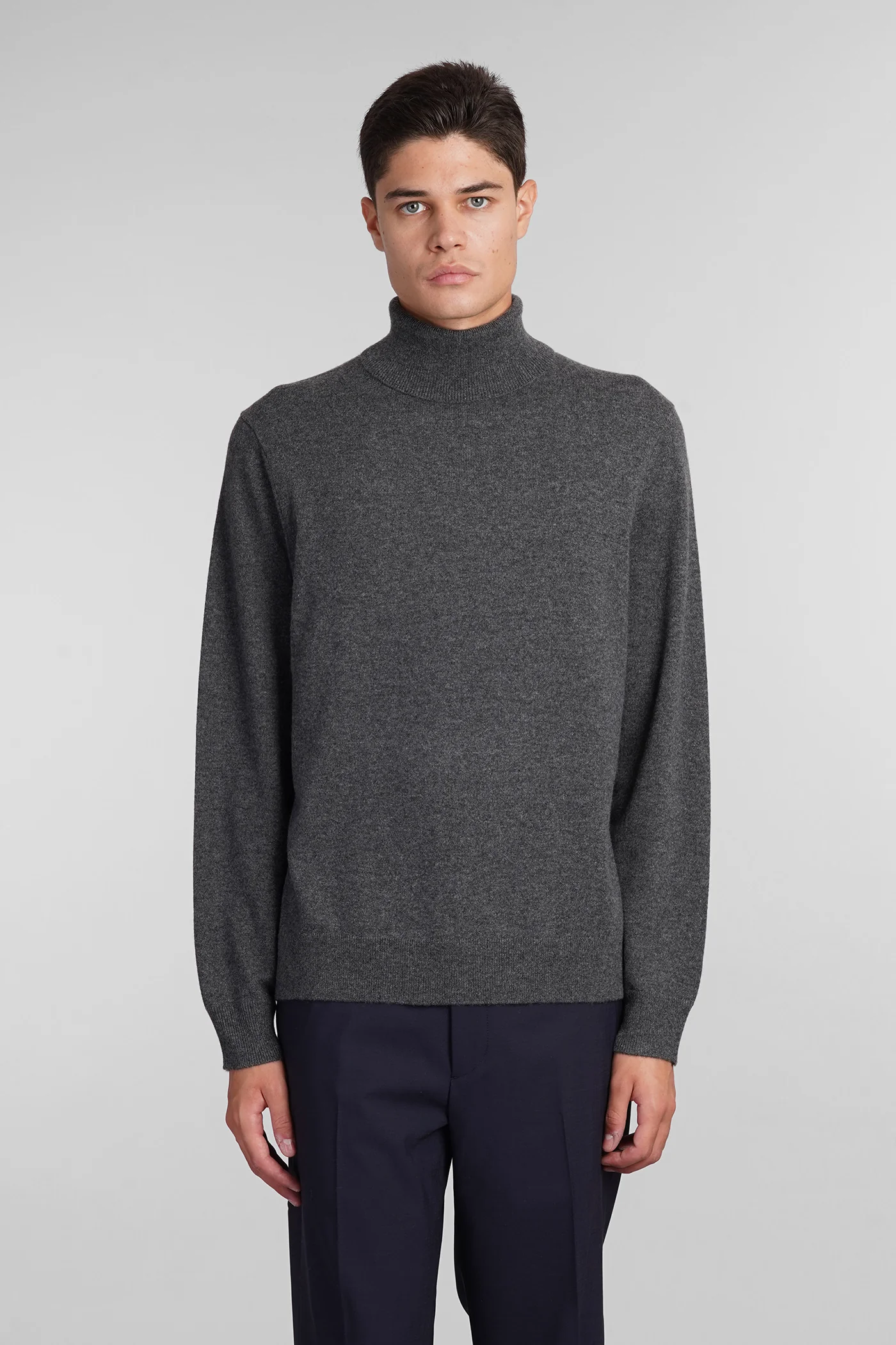 Knitwear in grey cashmere