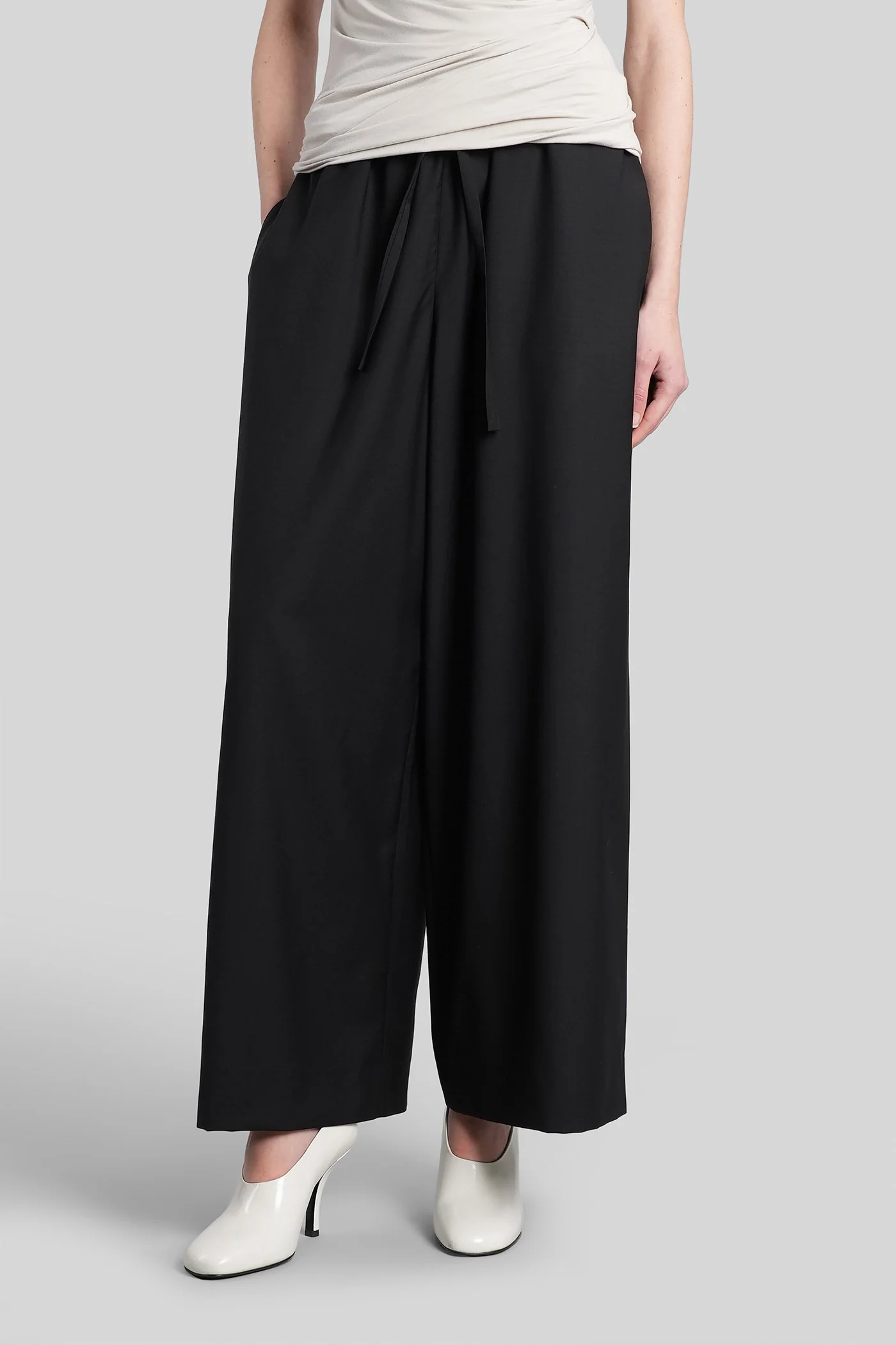 Pants in black wool
