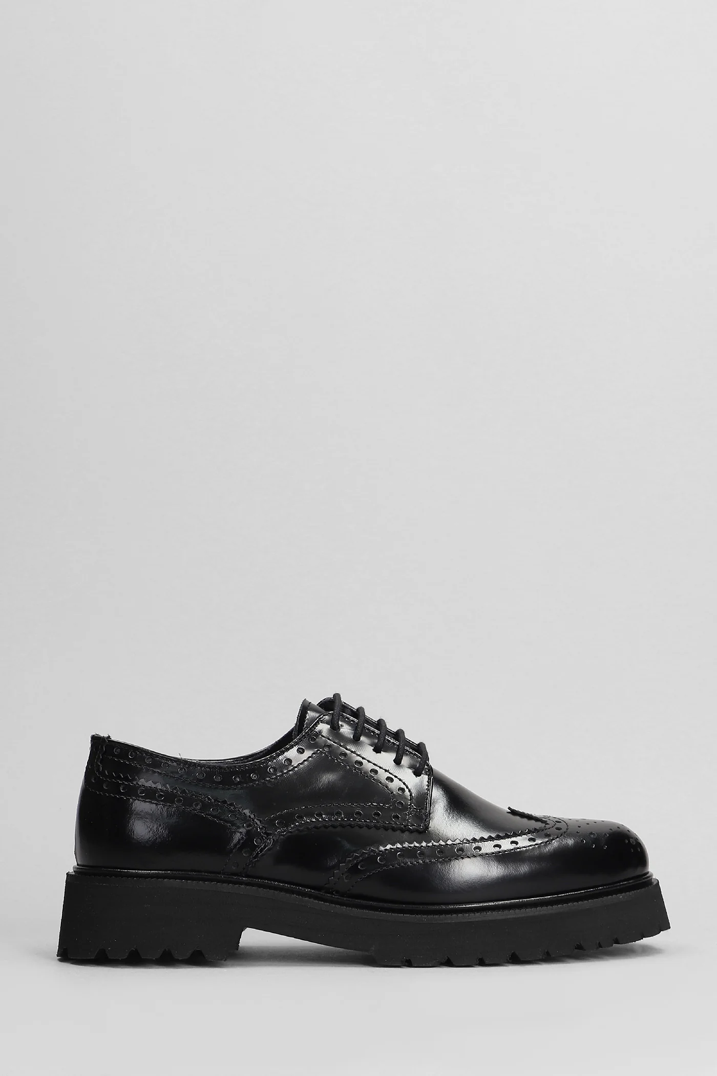 Lace up shoes in black leather