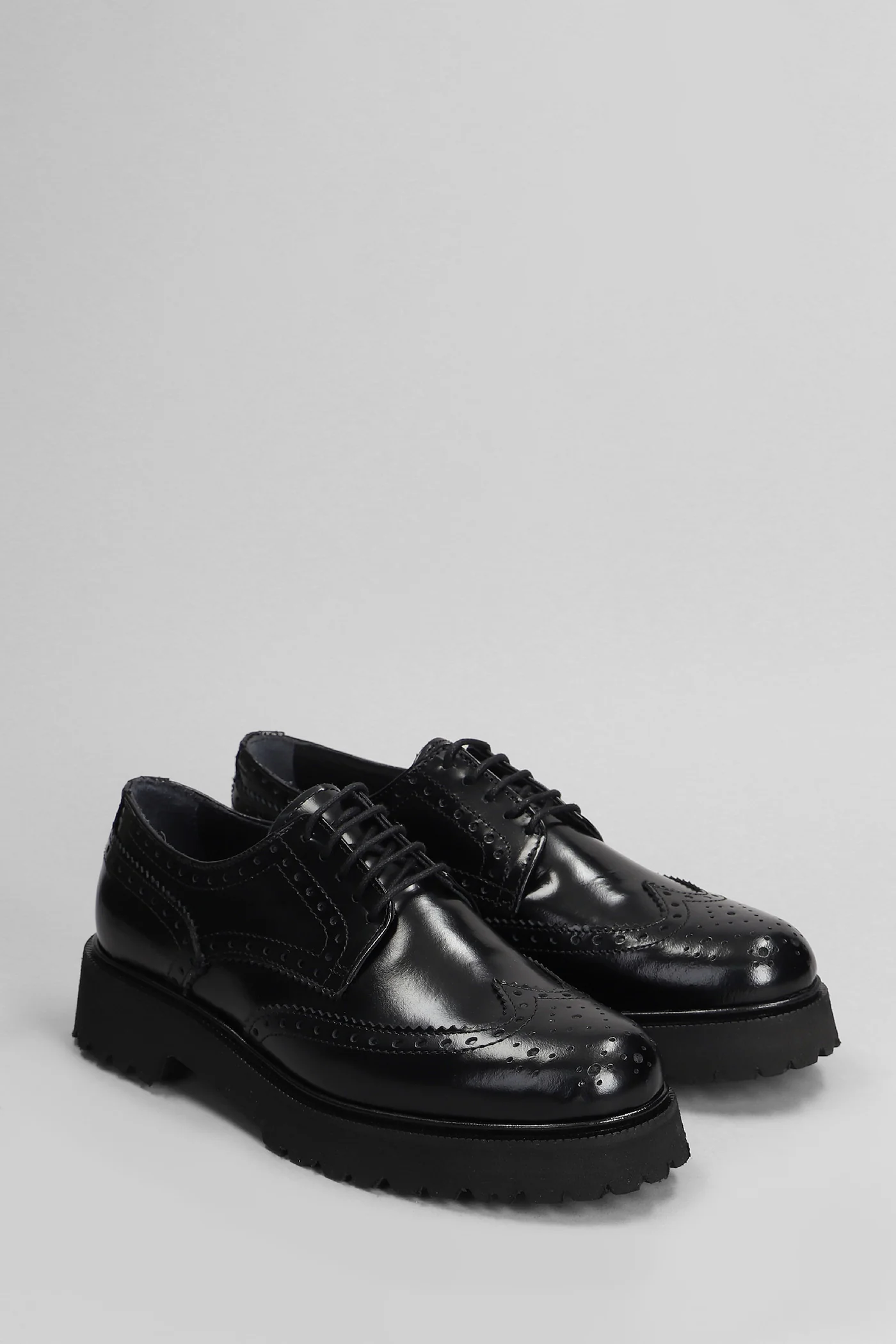 Lace up shoes in black leather - Image 2