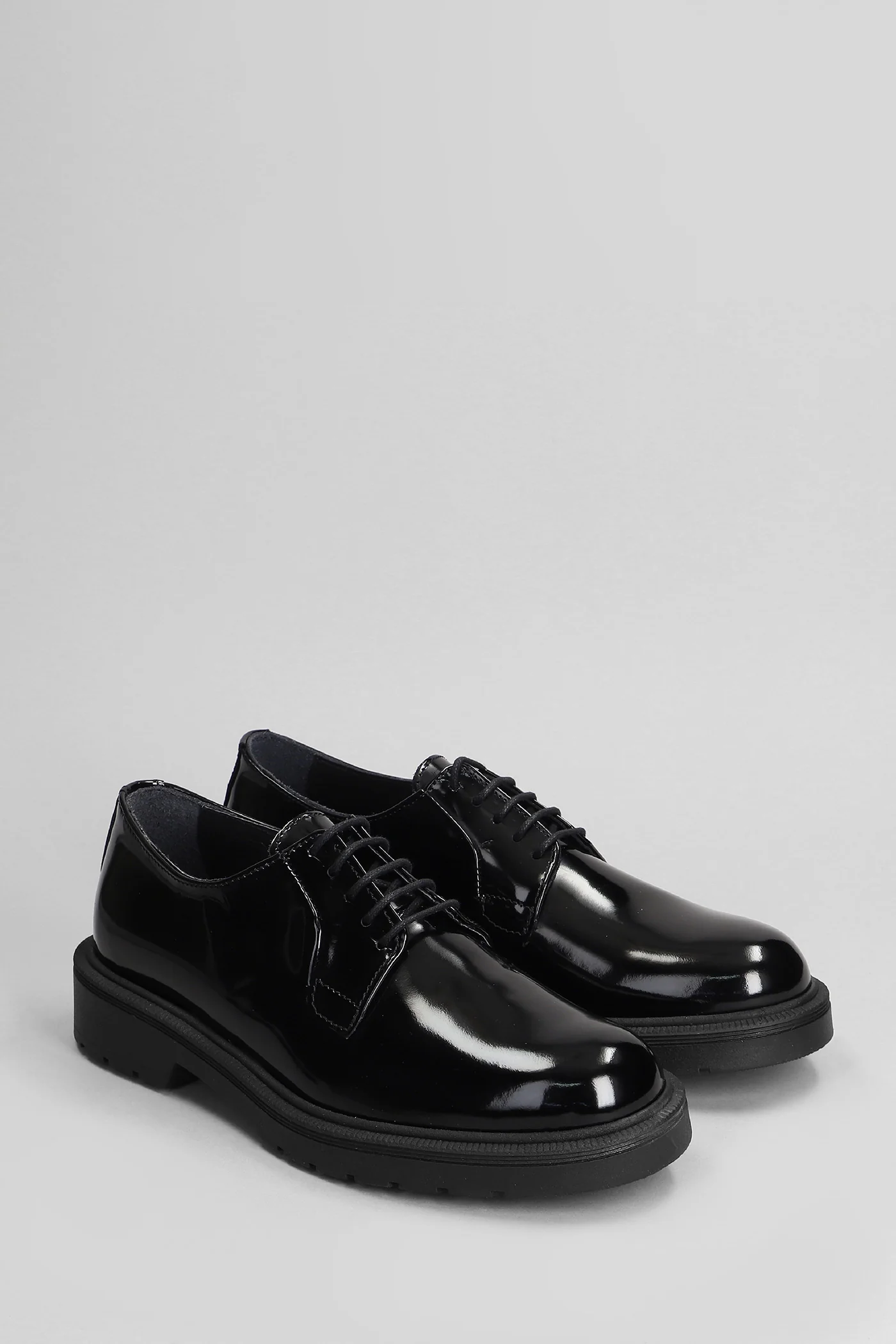 Lace up shoes in black leather - Image 2