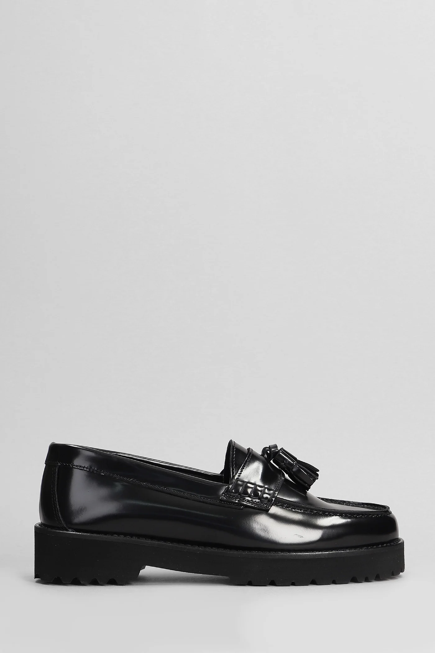 Loafers in black leather