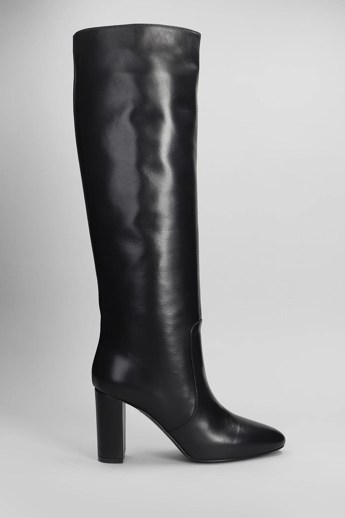High heels boots in black leather