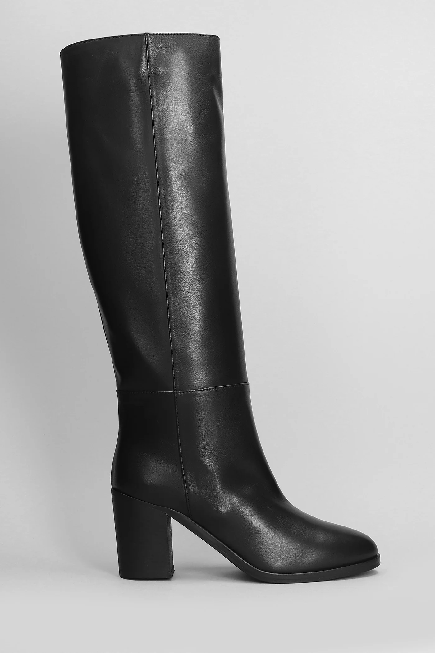 High heels boots in black leather