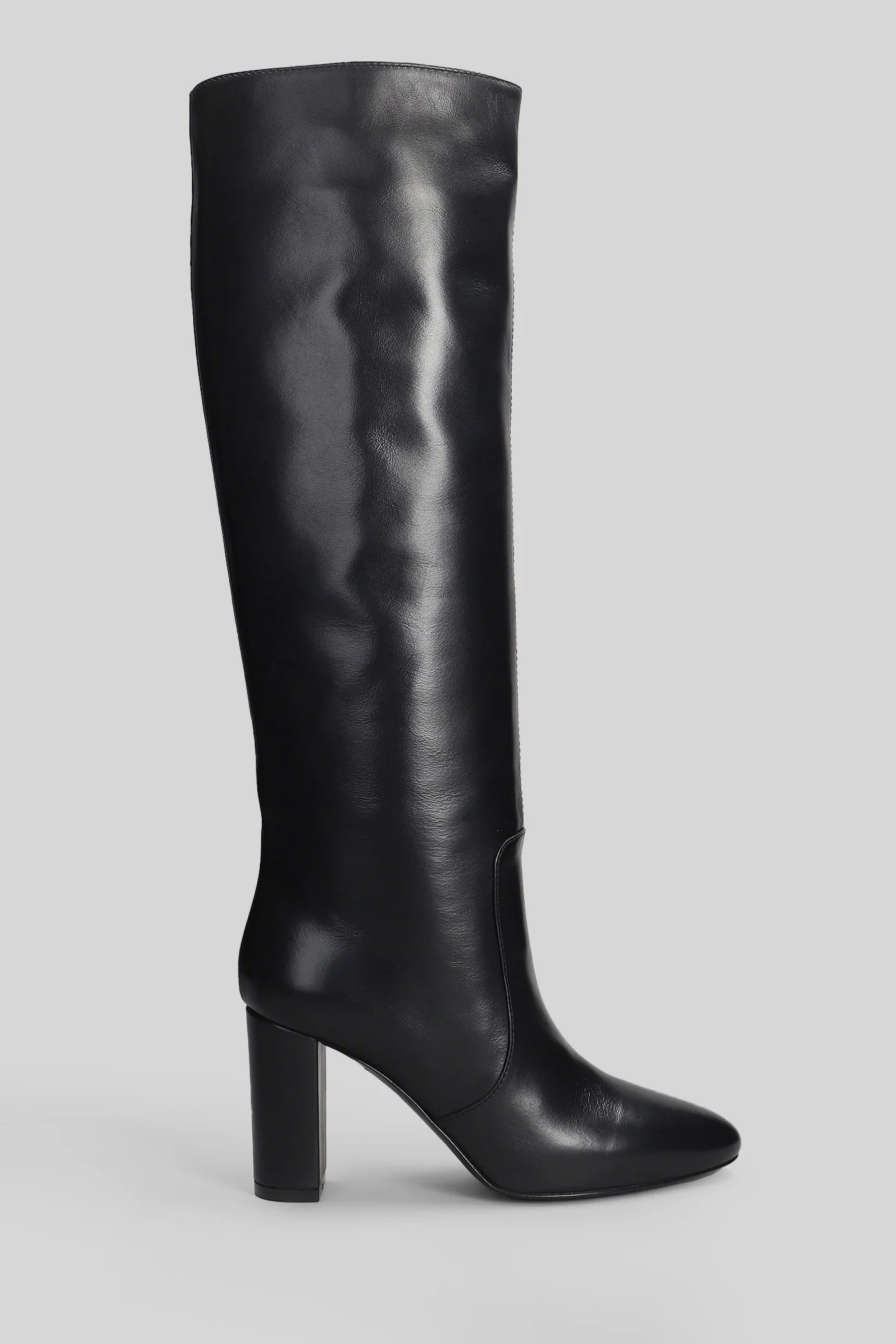 High heels boots in black leather