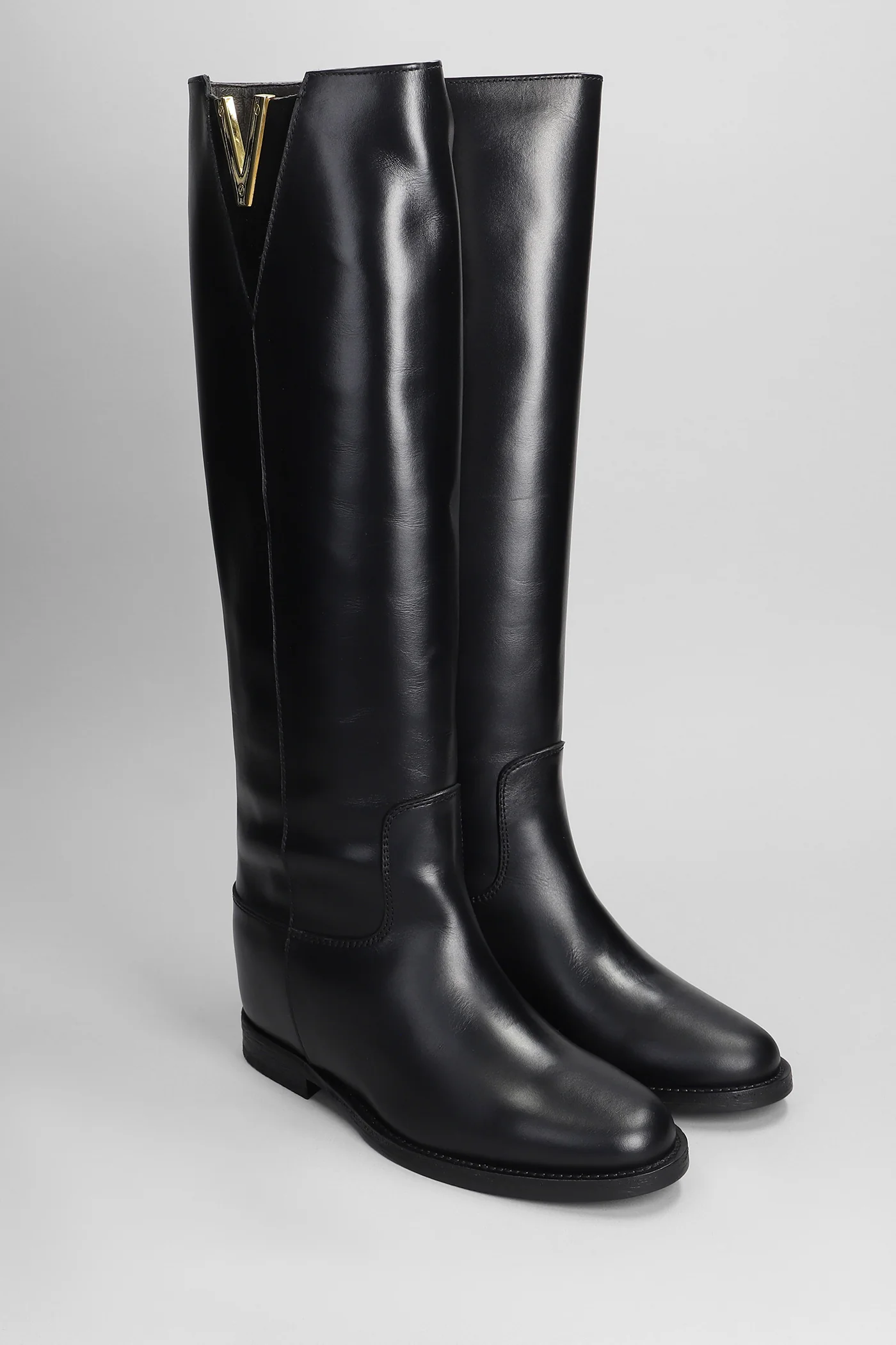 in black leather - Image 2