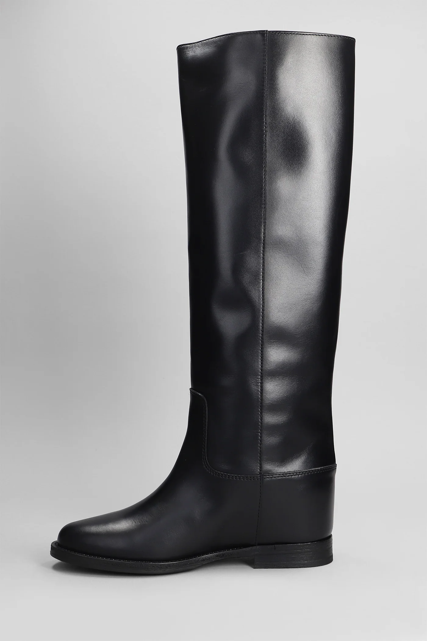 in black leather - Image 3