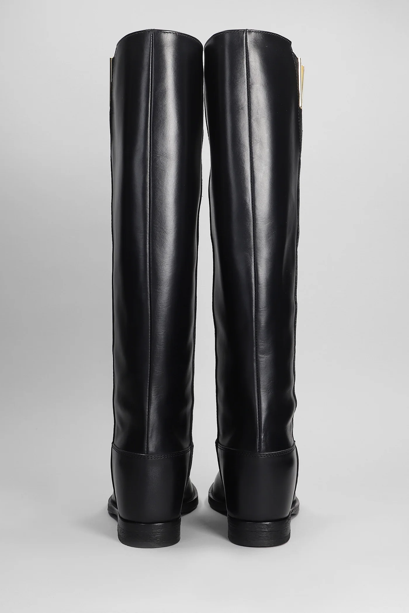in black leather - Image 4