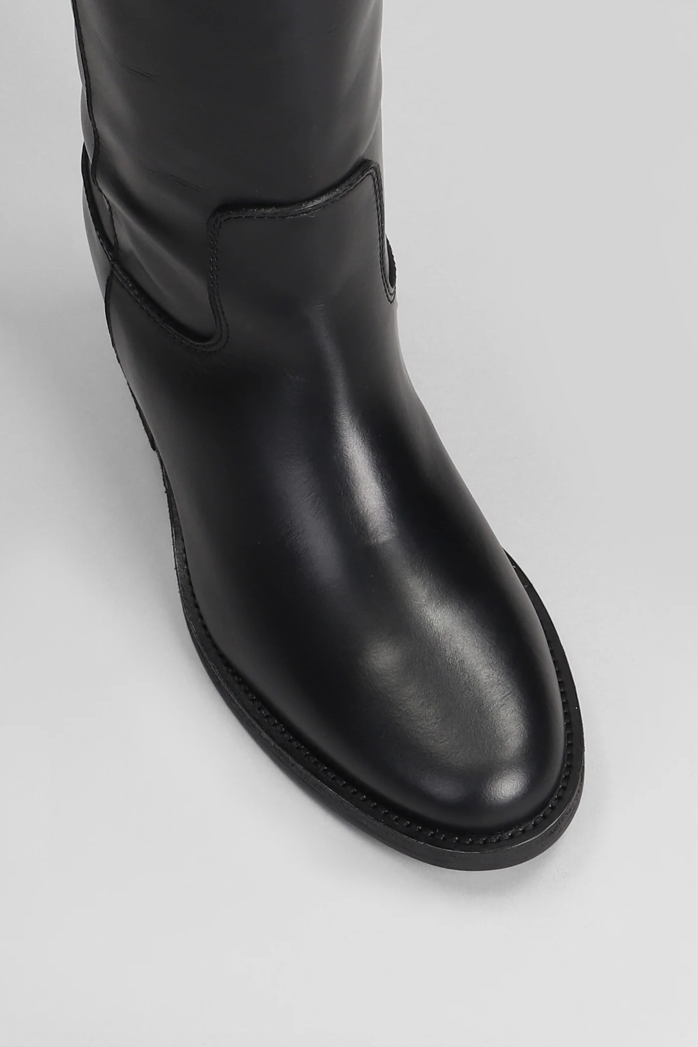 in black leather - Image 5