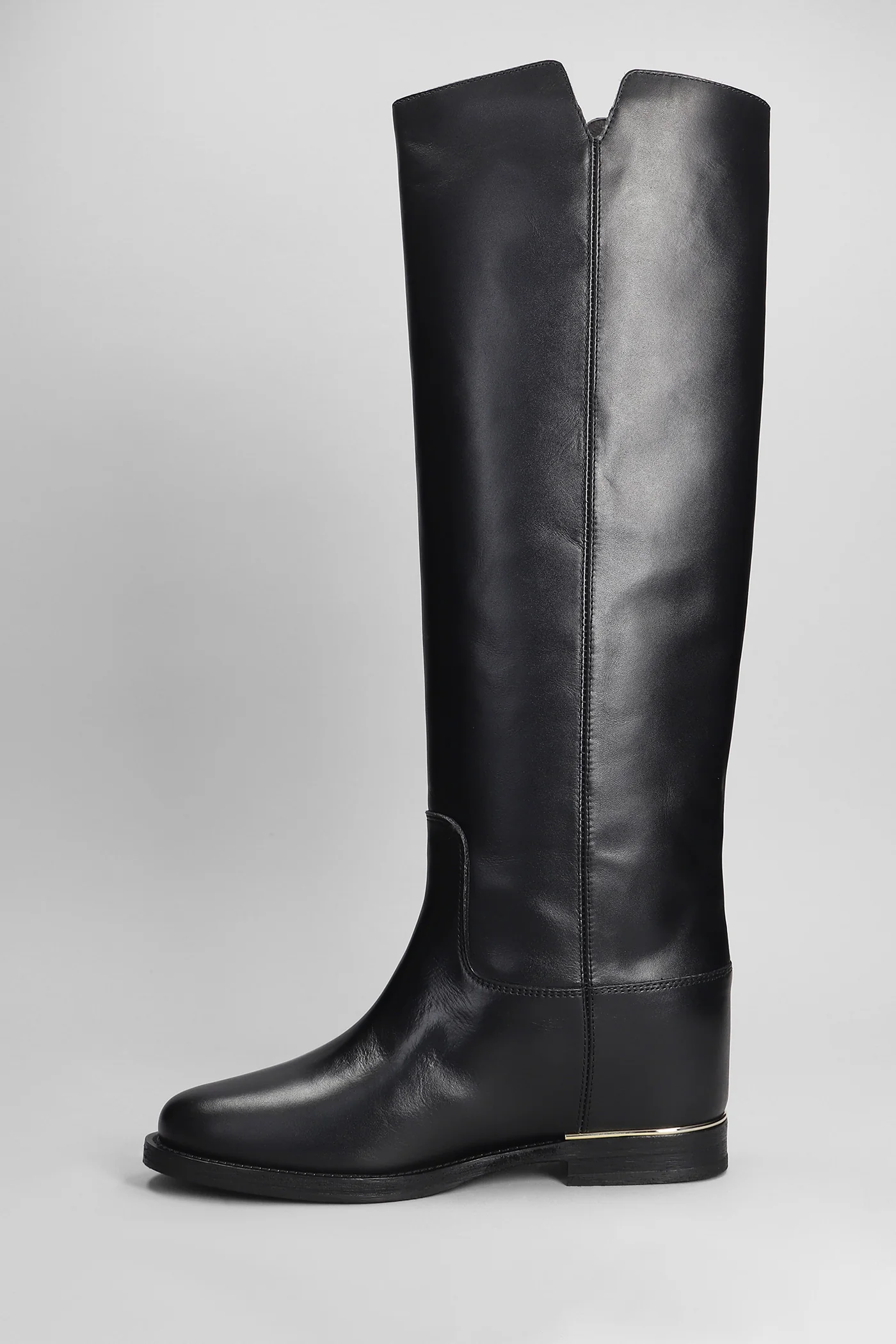 in black leather - Image 3