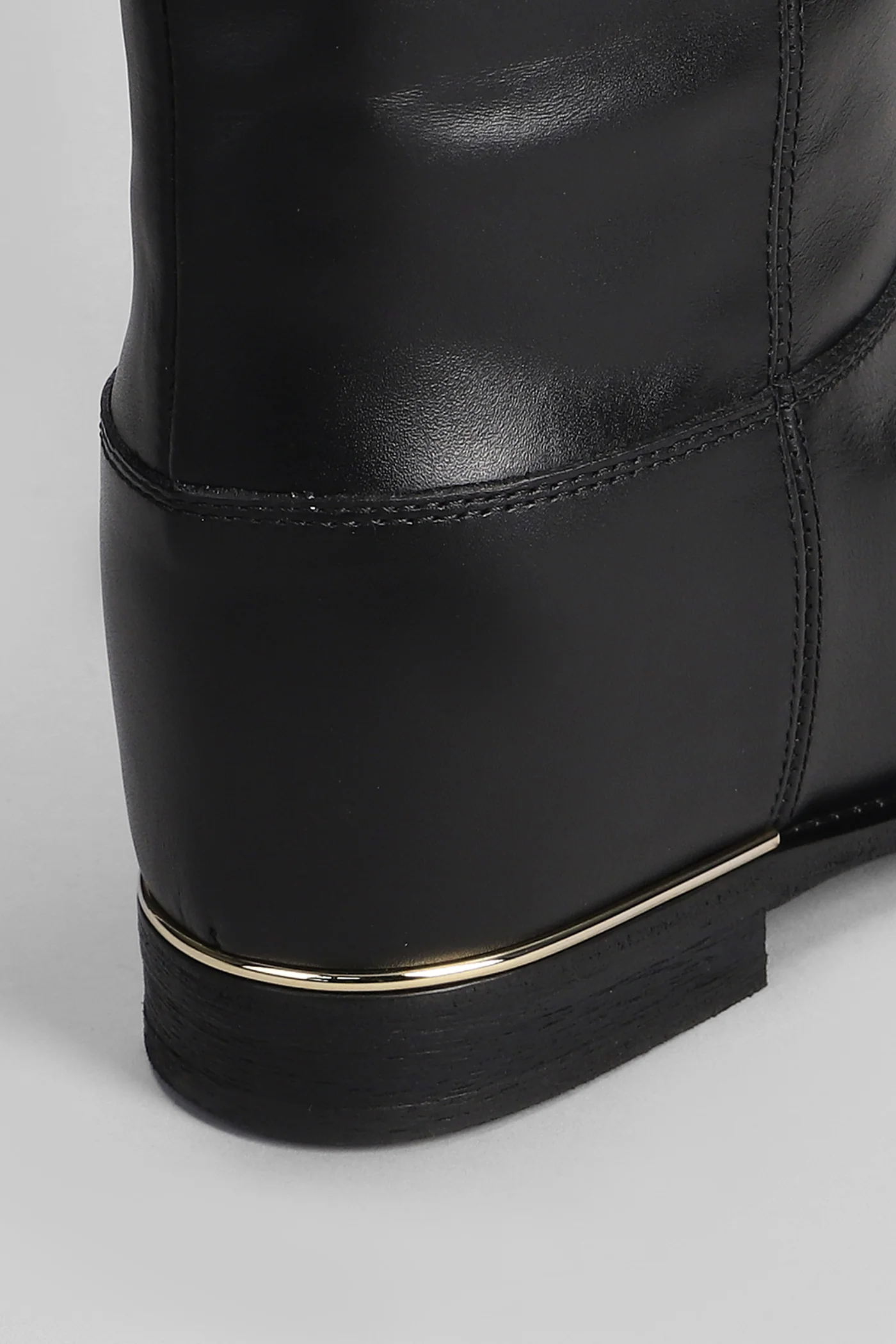 in black leather - Image 5
