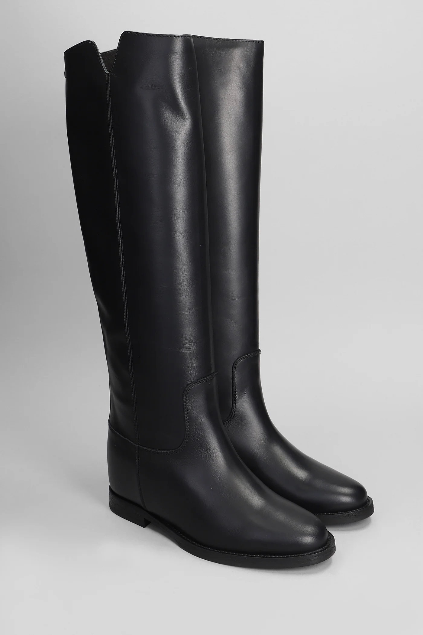 in black leather - Image 2
