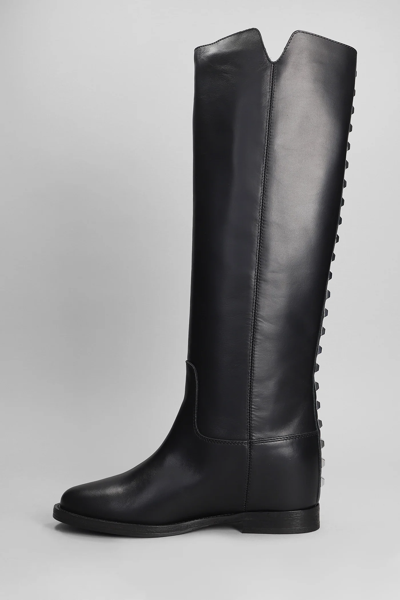 in black leather - Image 3