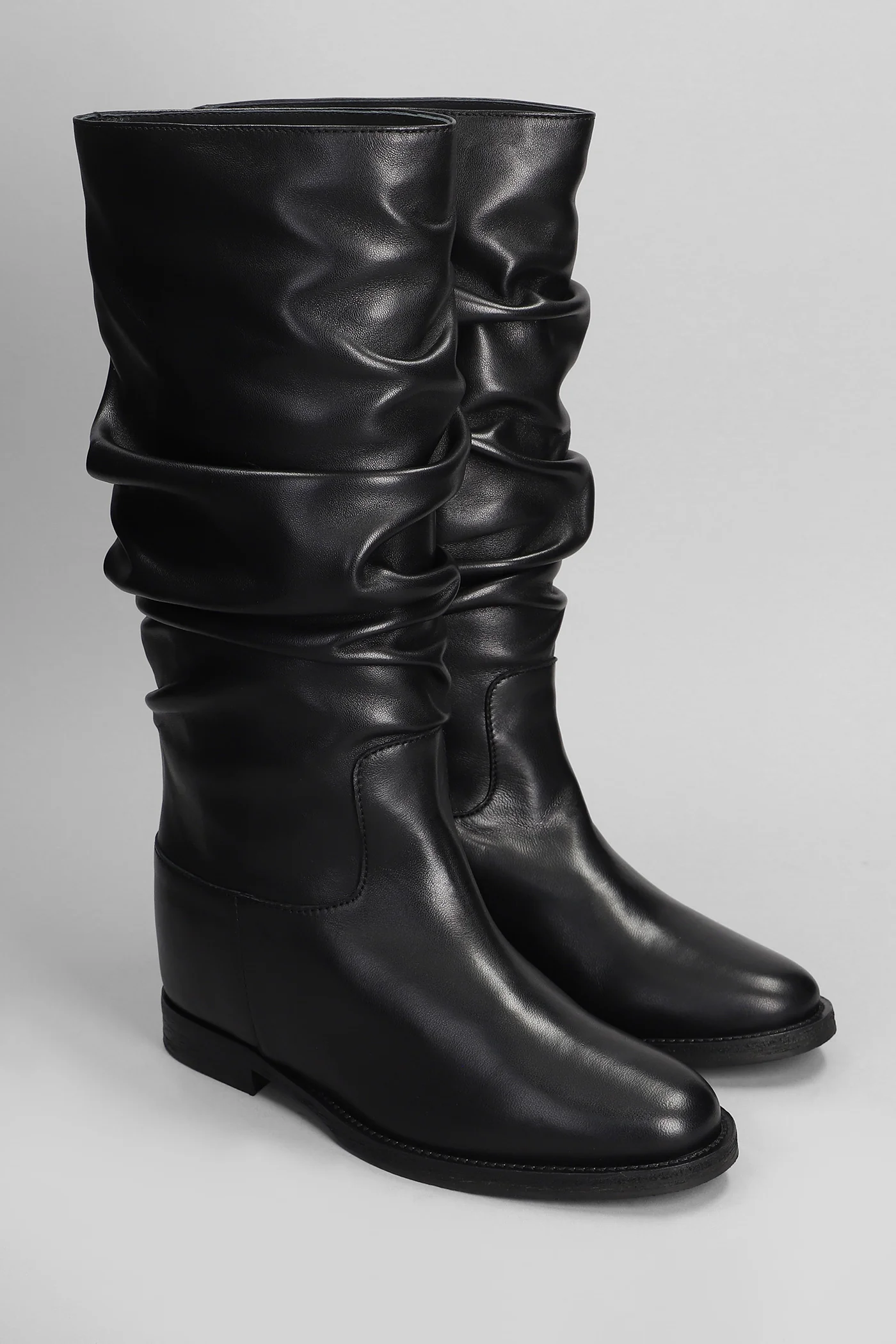 in black leather - Image 2