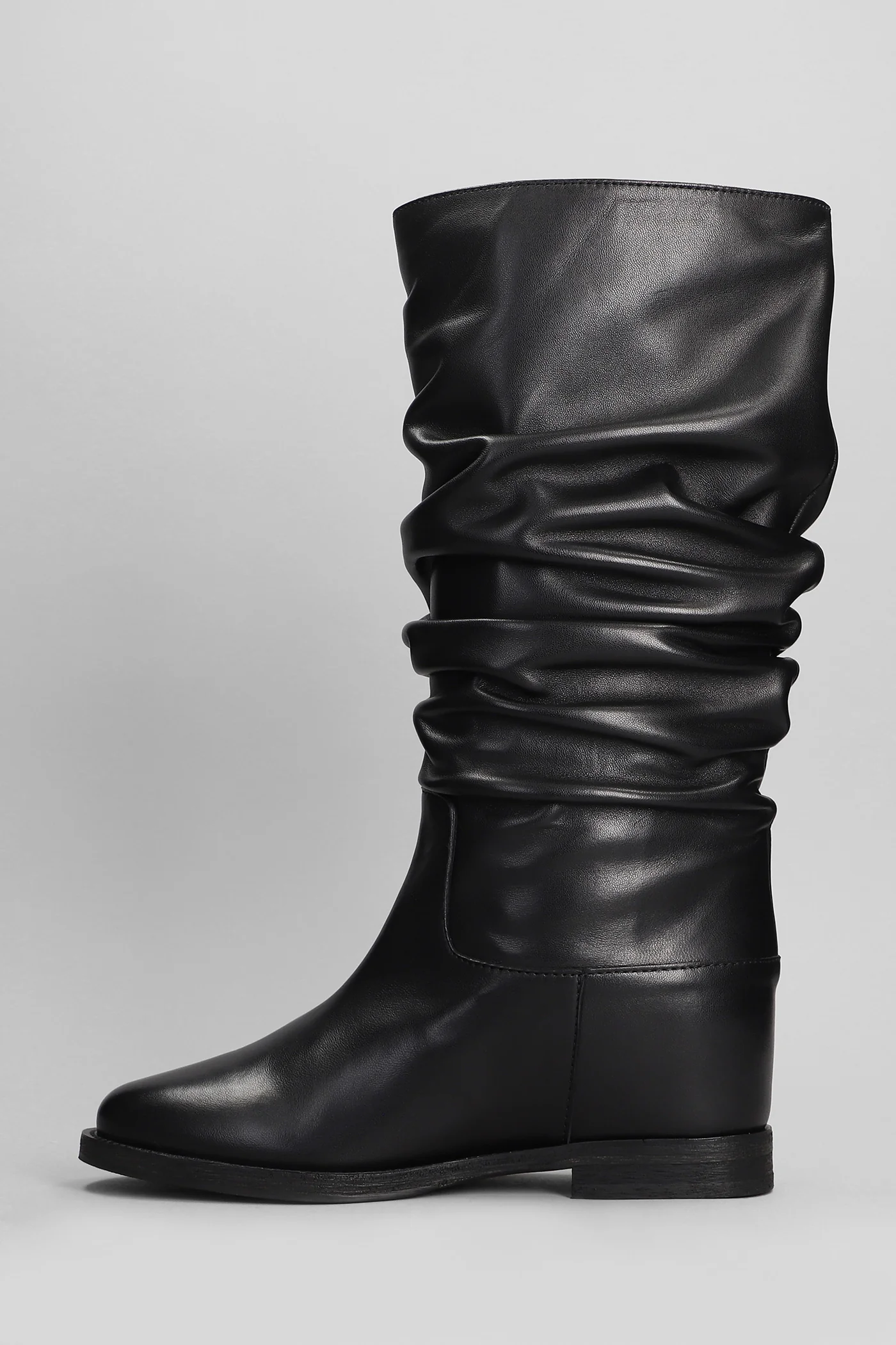 in black leather - Image 3