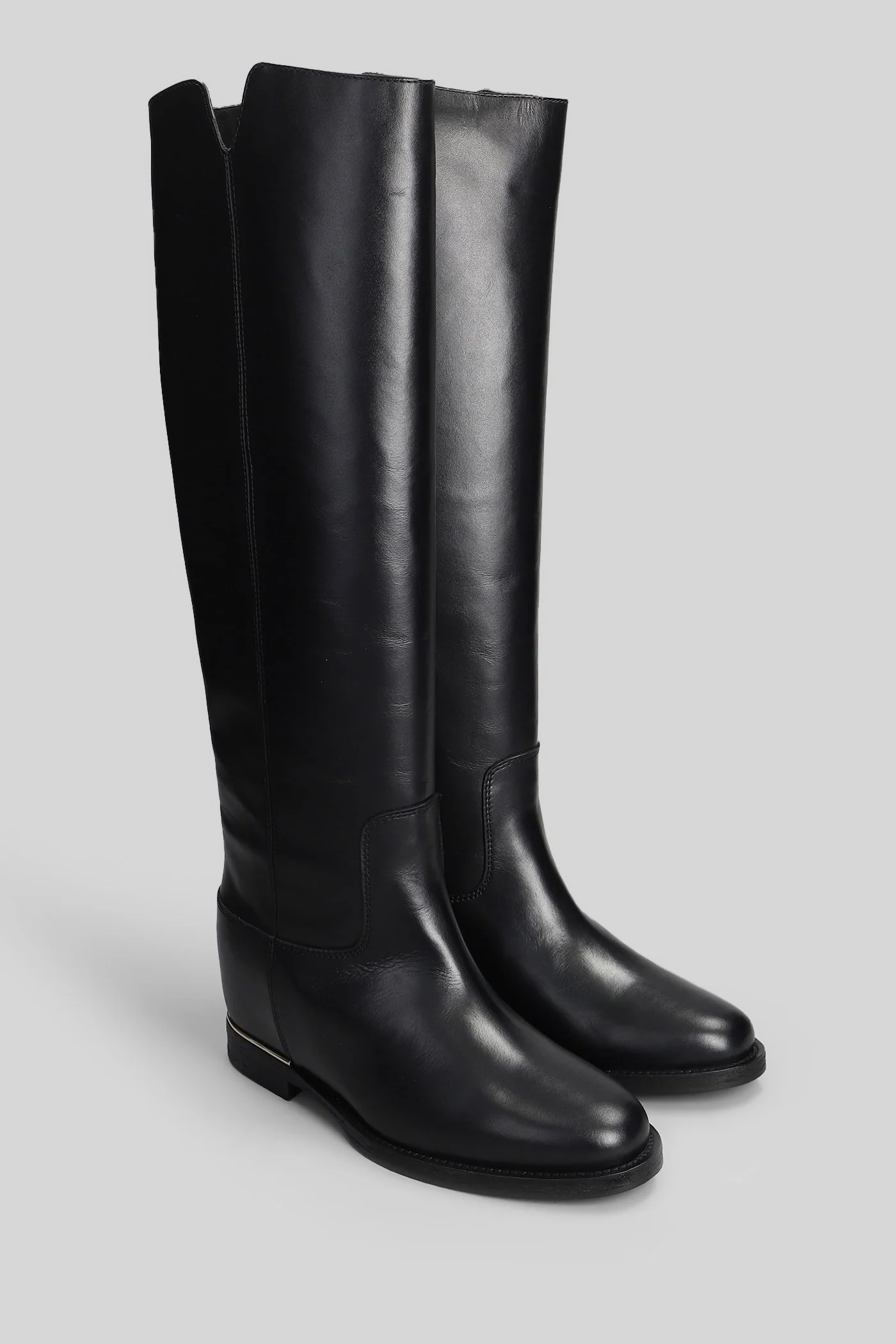 in black leather - Image 2