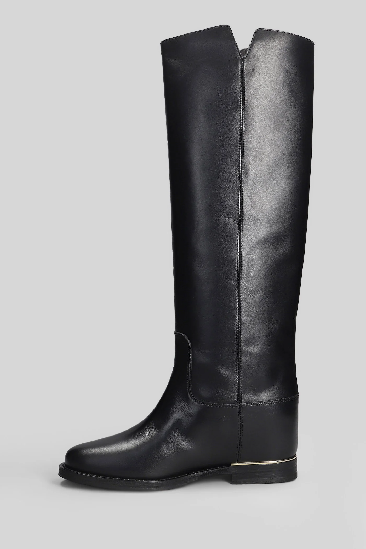 in black leather - Image 3