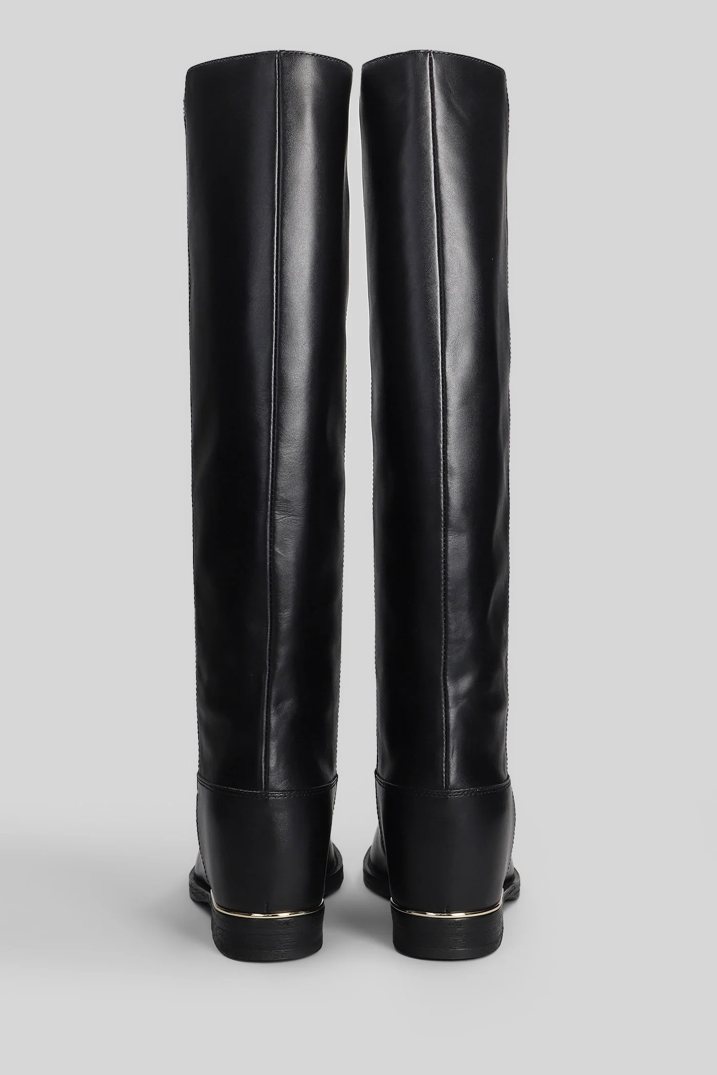 in black leather - Image 4