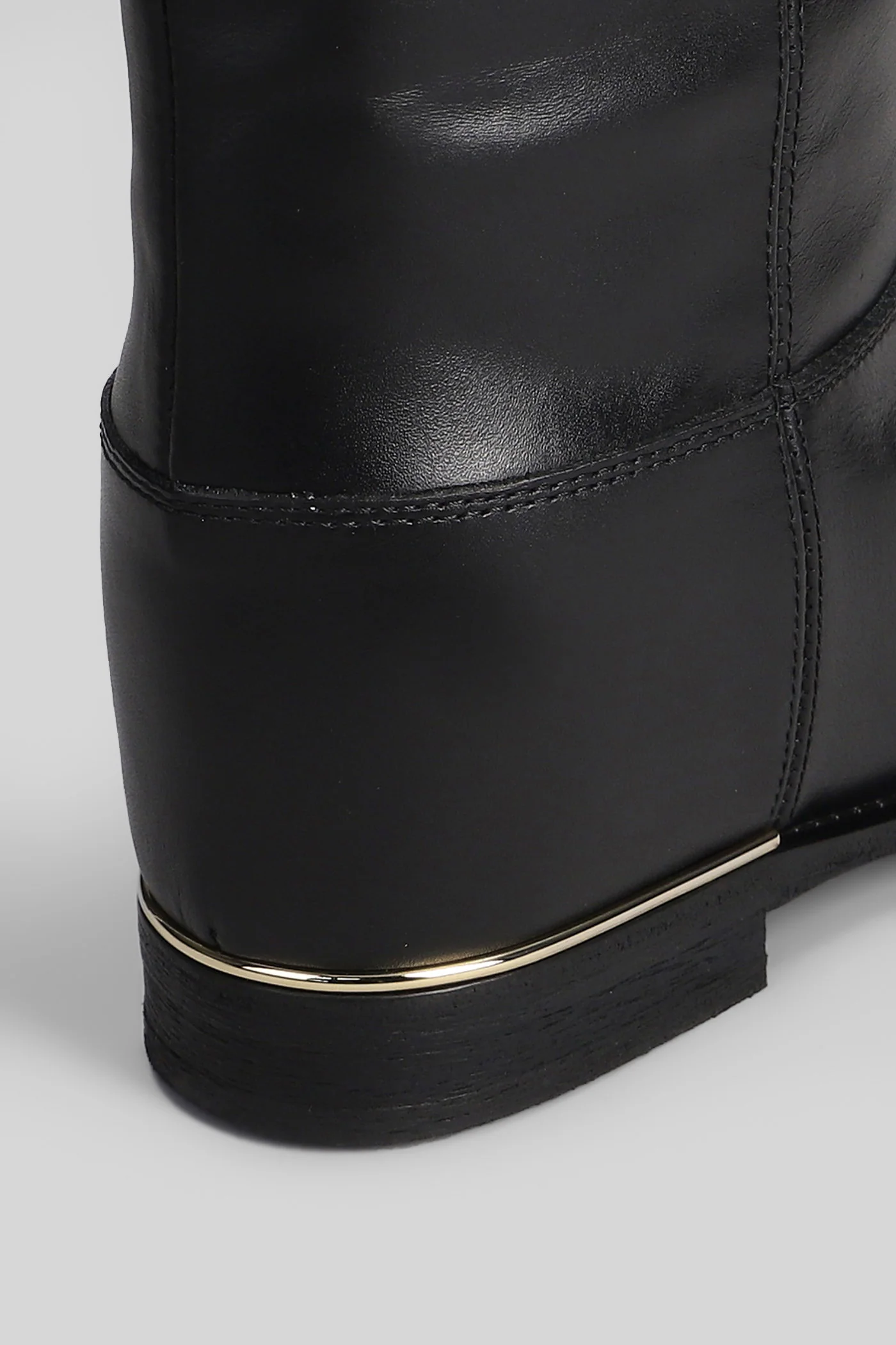 in black leather - Image 5