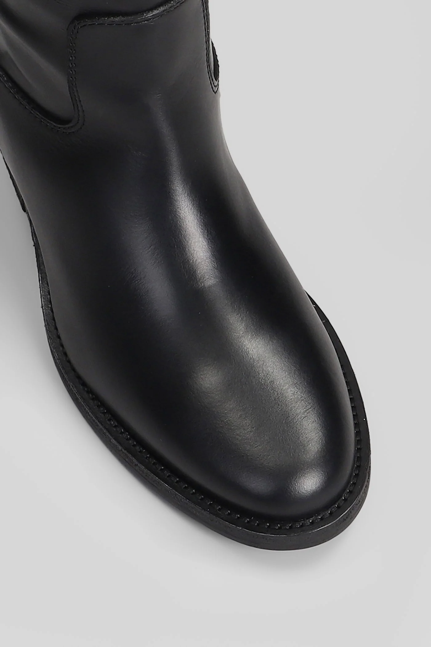 in black leather - Image 5