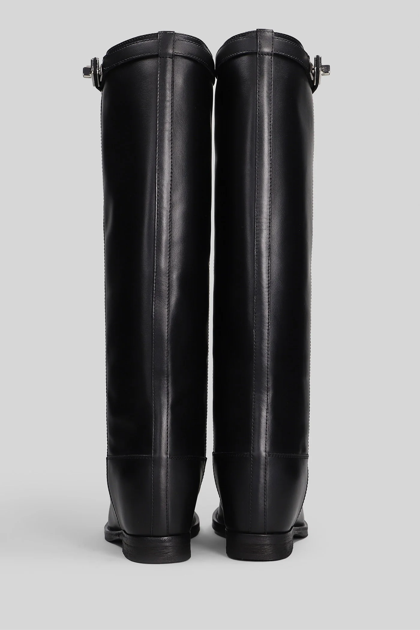 in black leather - Image 4