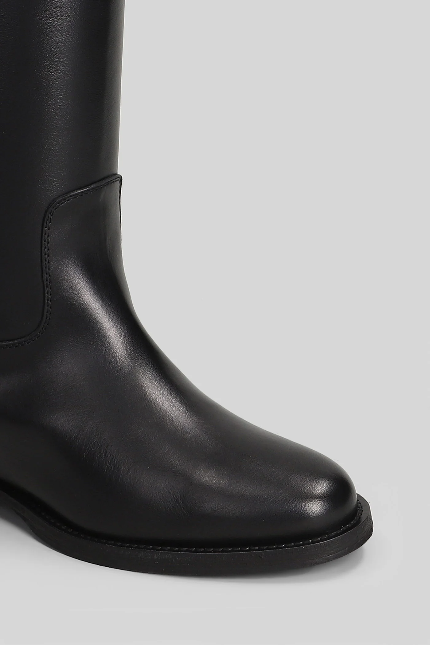 in black leather - Image 5