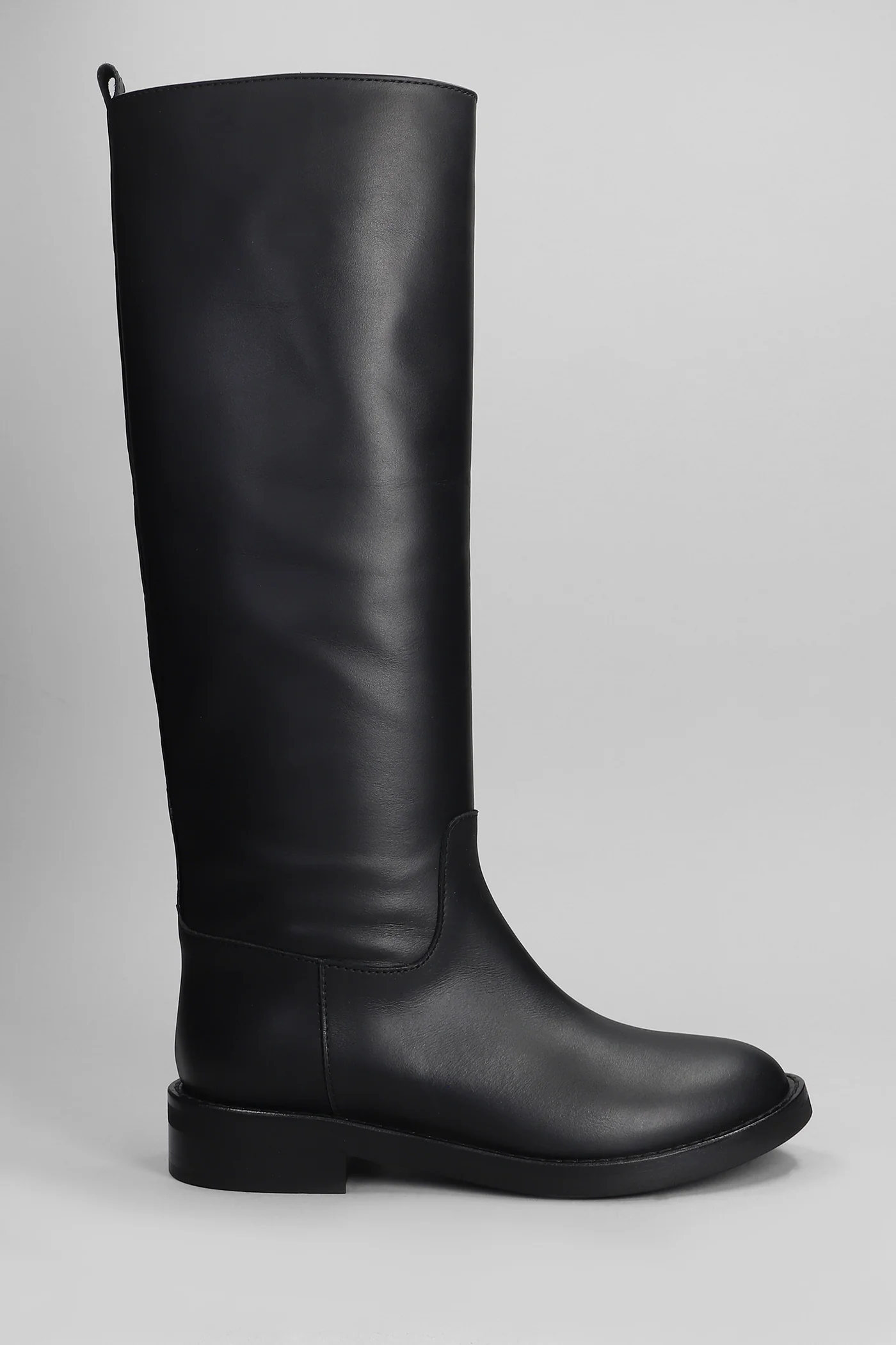 low heels boots in black leather