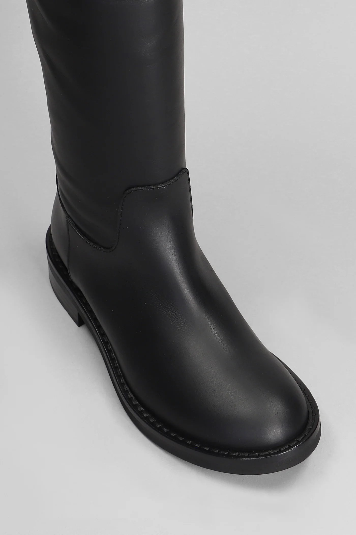 low heels boots in black leather - Image 5