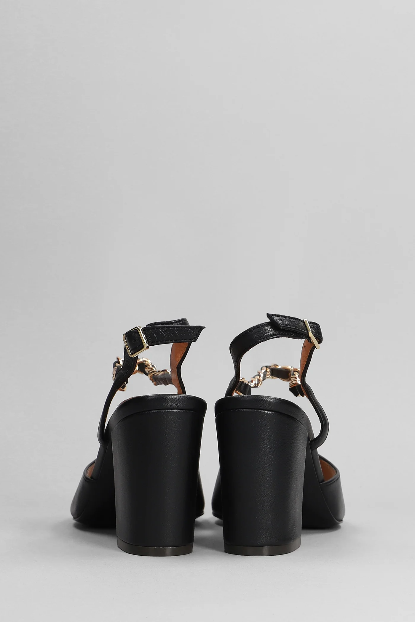 Sandals in black leather - Image 4