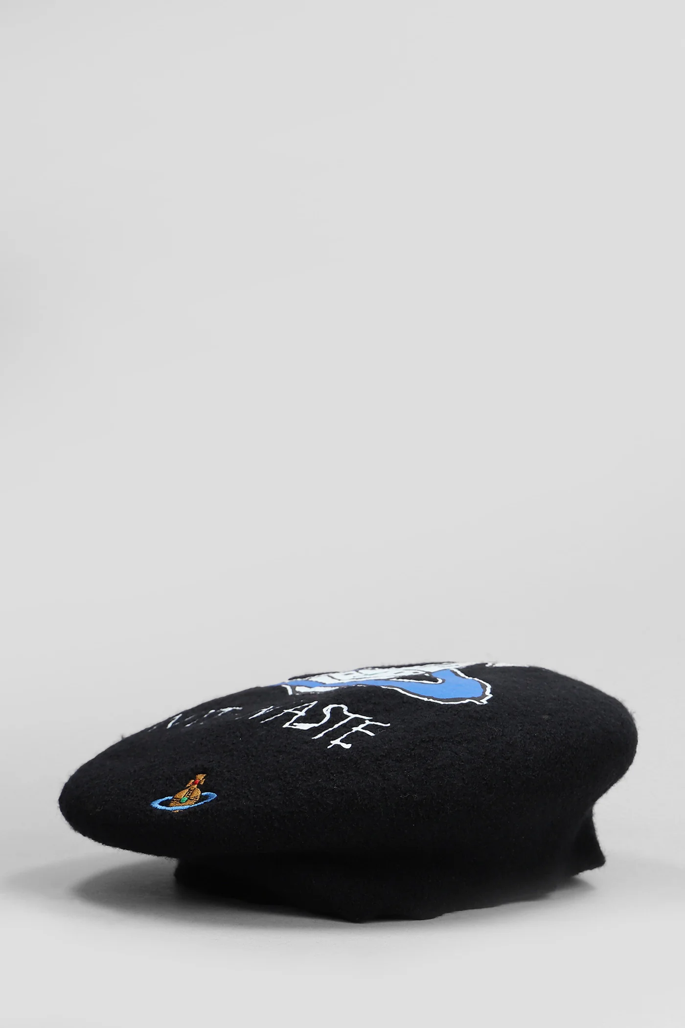 Hats in black wool