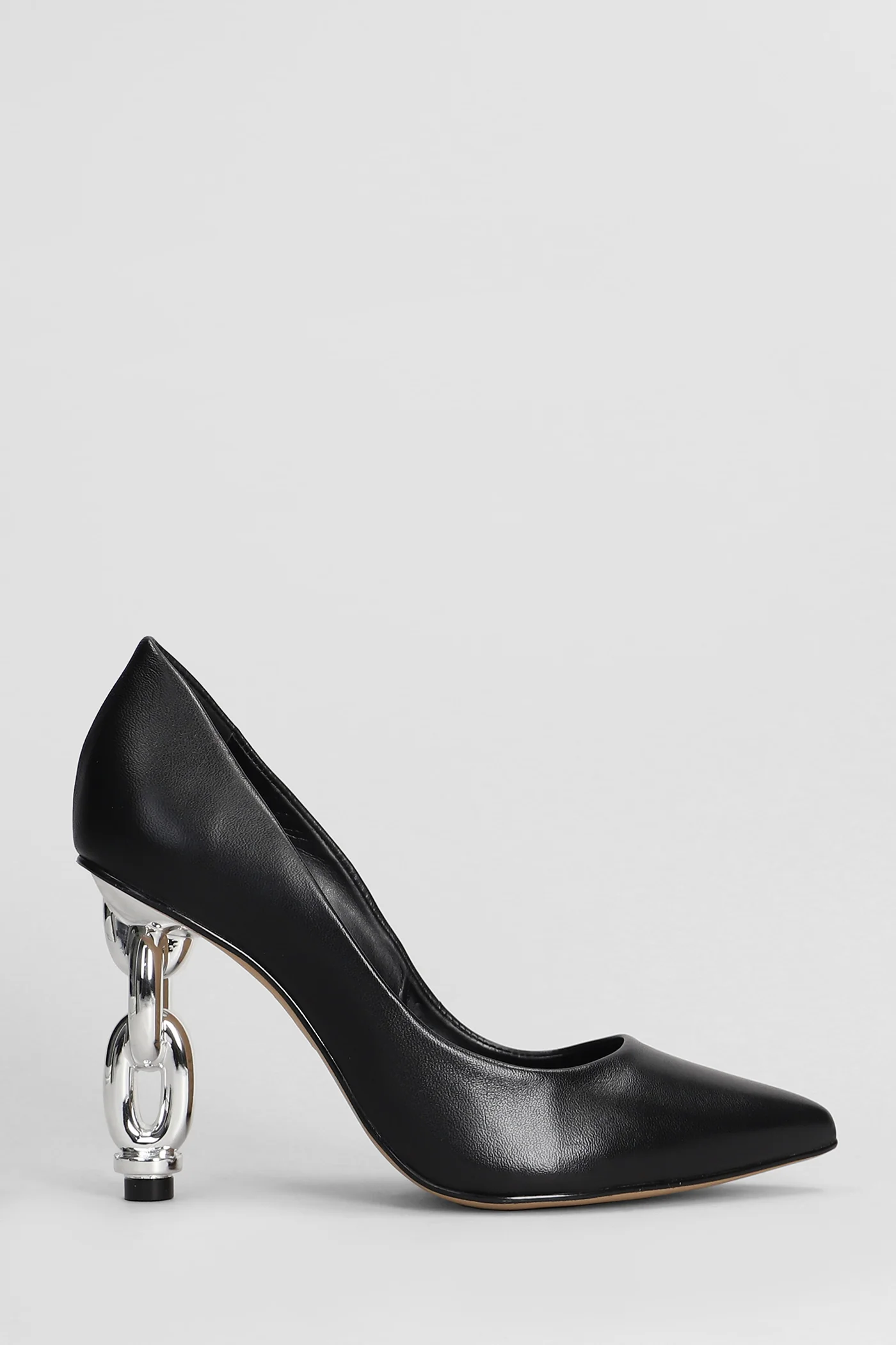 Pumps in black leather