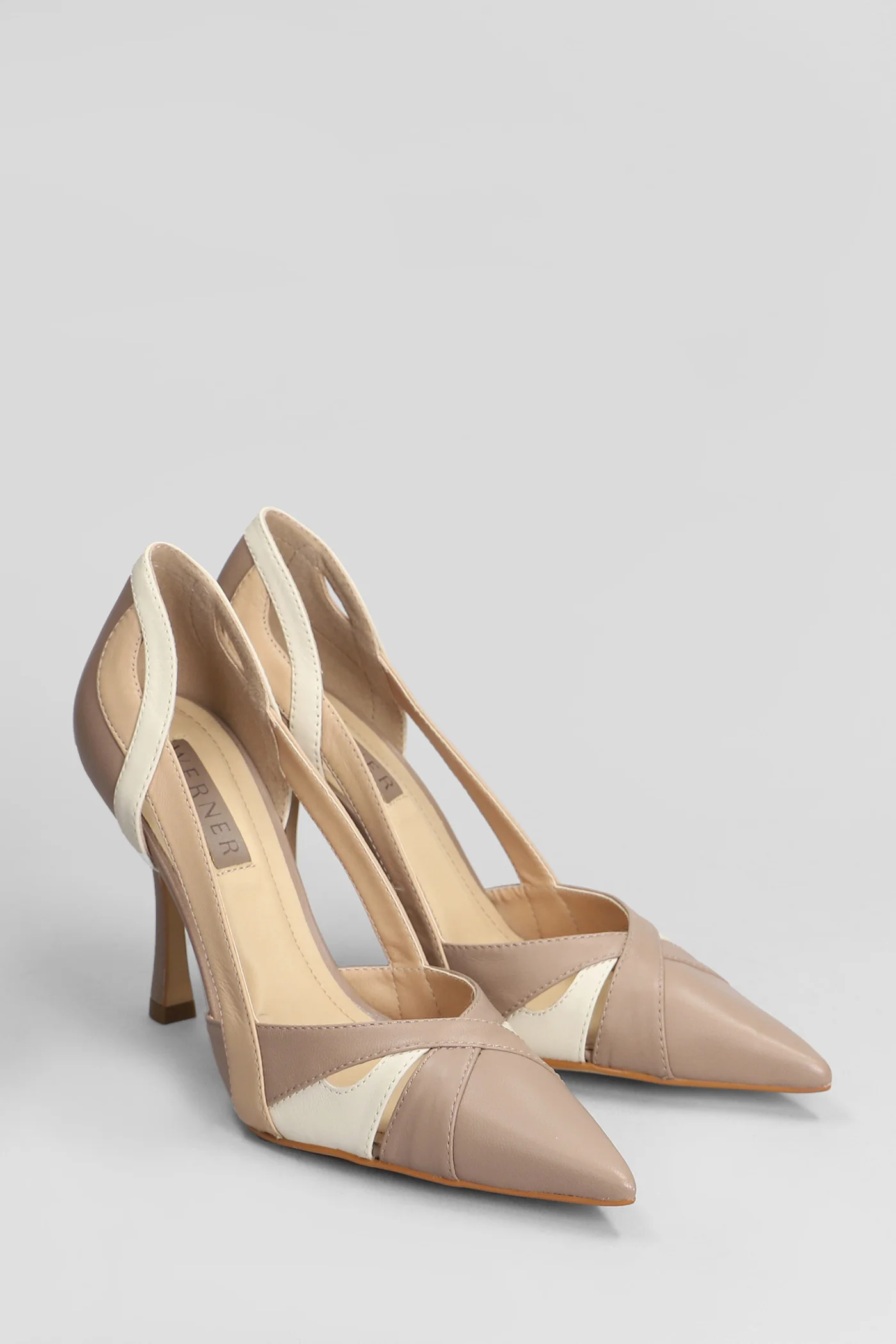 Pumps in taupe leather - Image 2