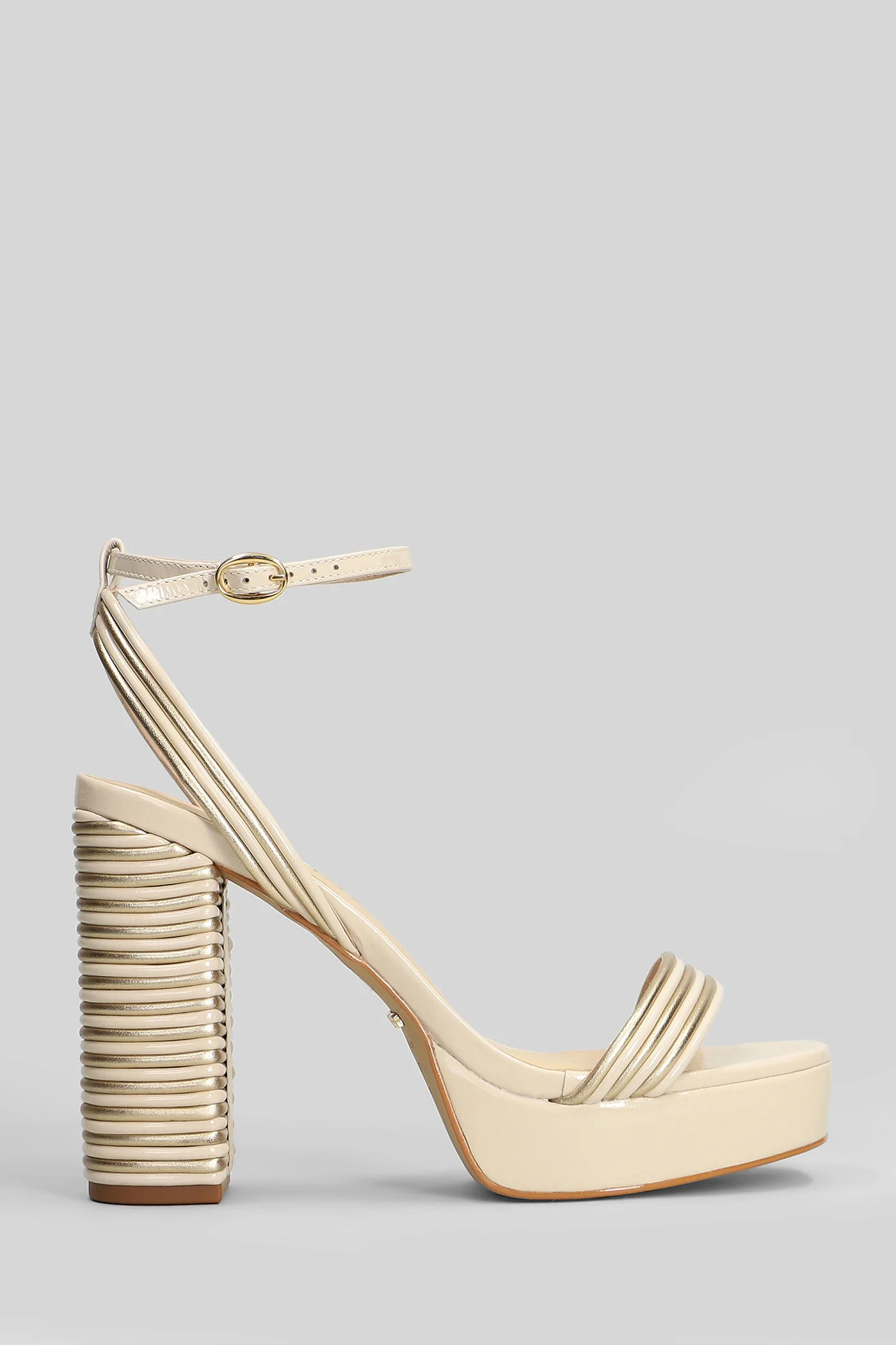 Sandals in beige patent leather