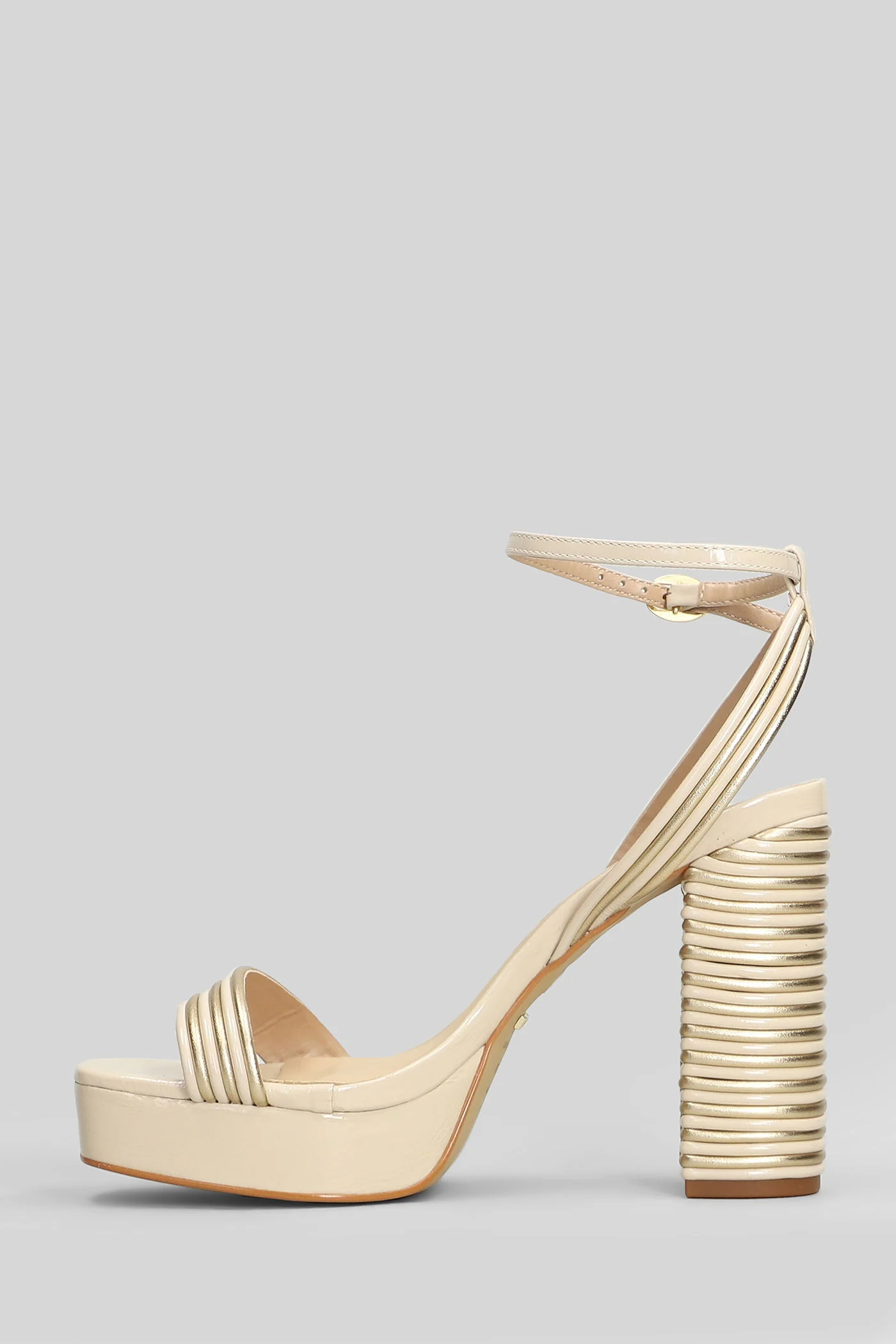 Sandals in beige patent leather - Image 3