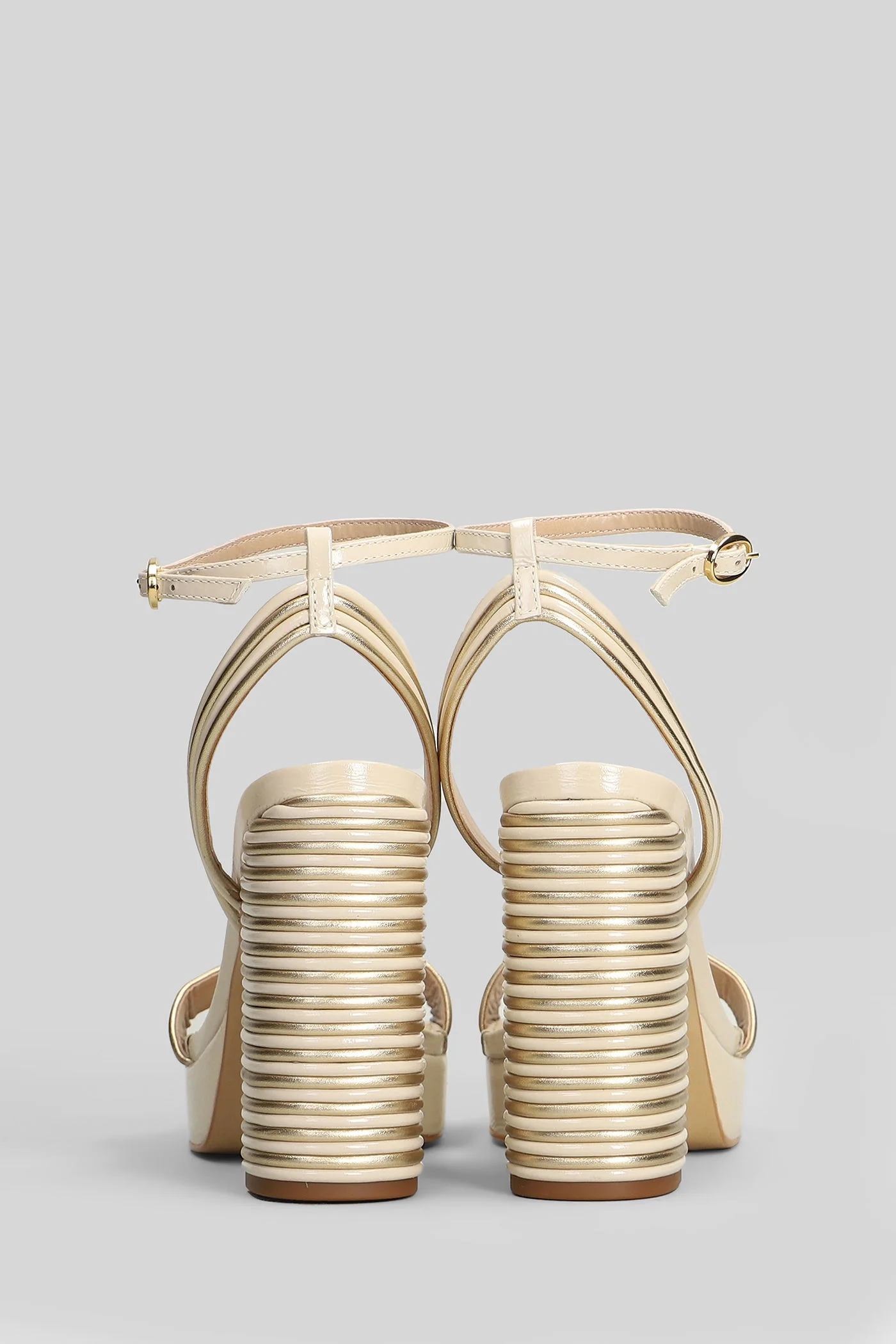 Sandals in beige patent leather - Image 4