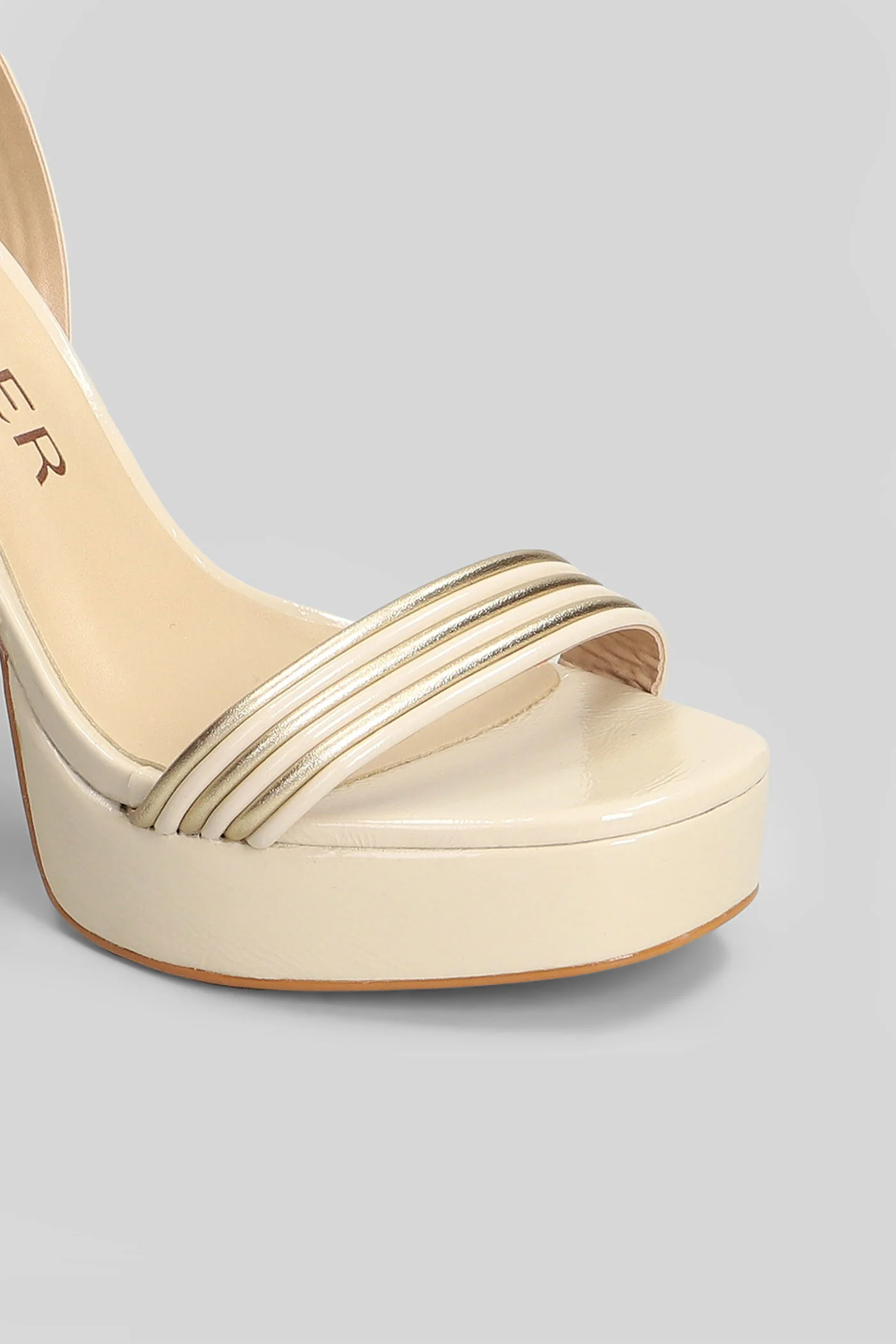Sandals in beige patent leather - Image 5
