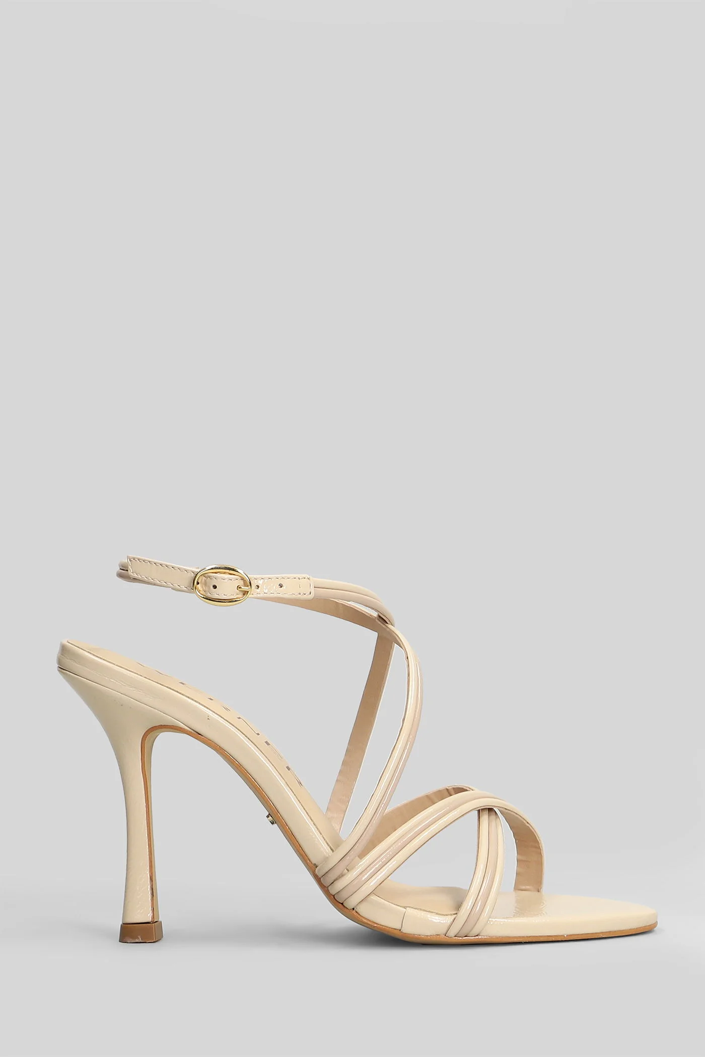 Sandals in beige patent leather