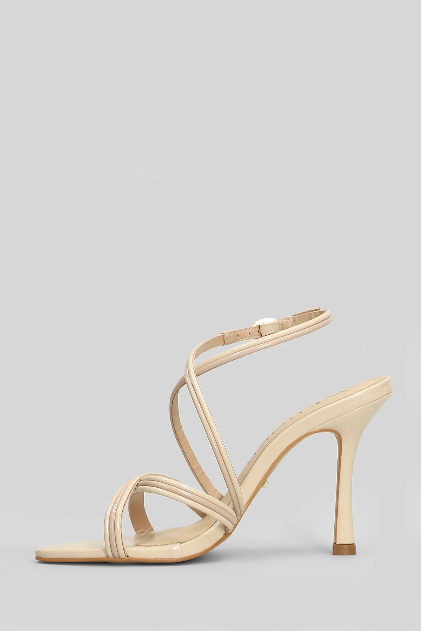 Sandals in beige patent leather - Image 3