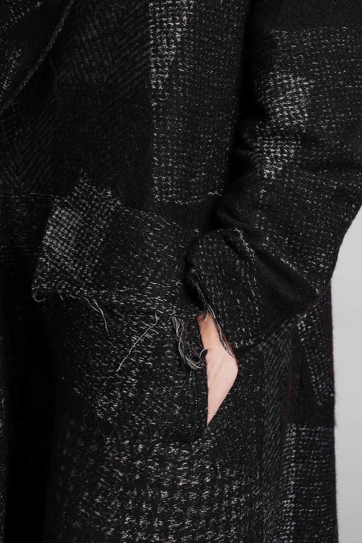 Coat in black wool - Image 5